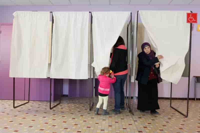 Participation de 28,54% a midi au premier tour