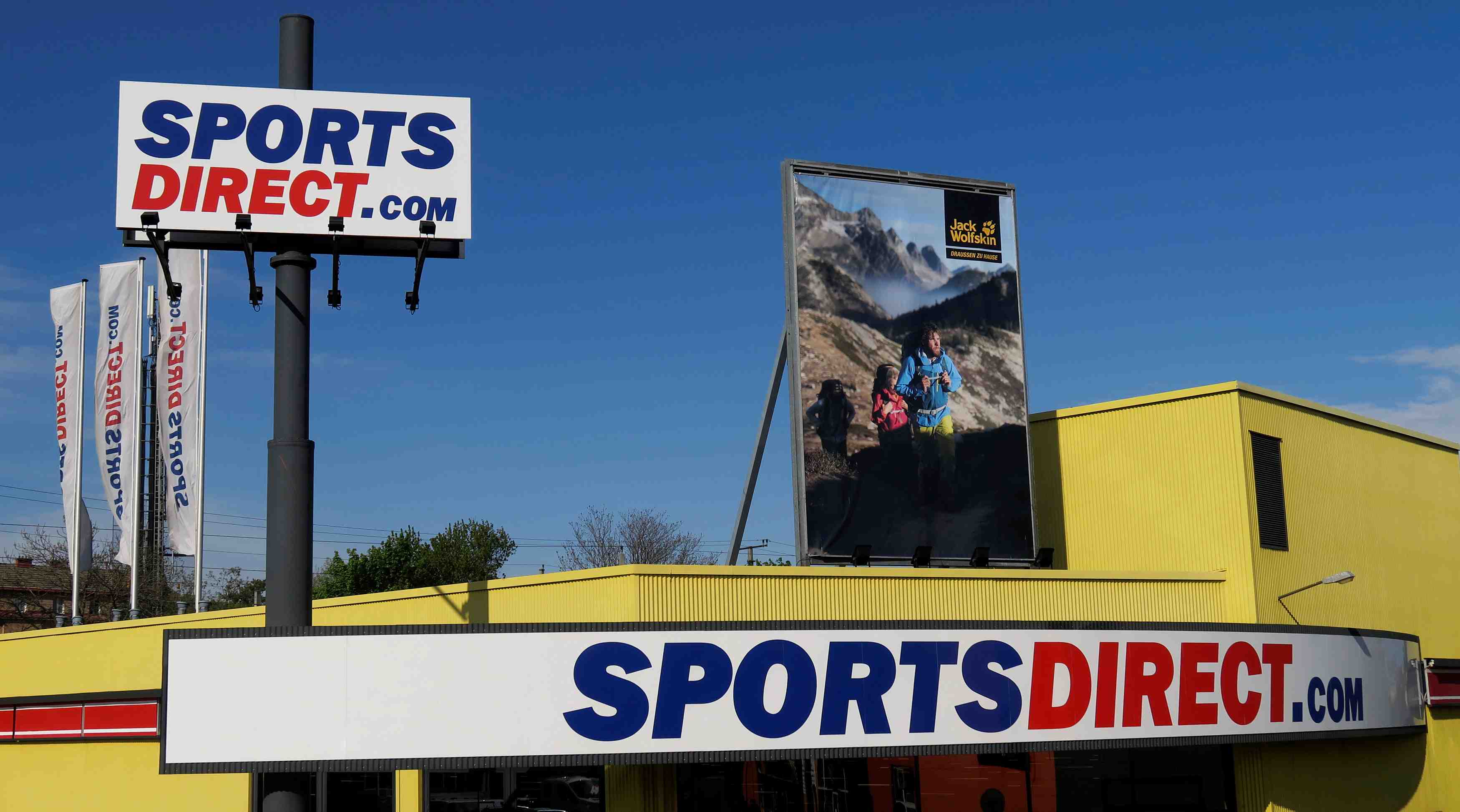 Sports direct a discute d'une fusion house of fraser/debenhams
