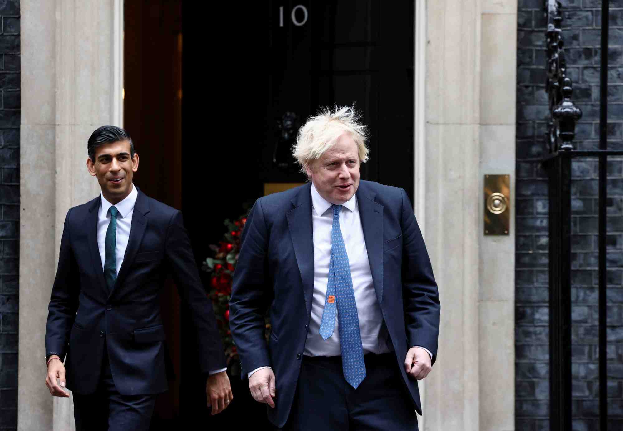 Boris johnson et rishi sunak sortent de downing street, a londres