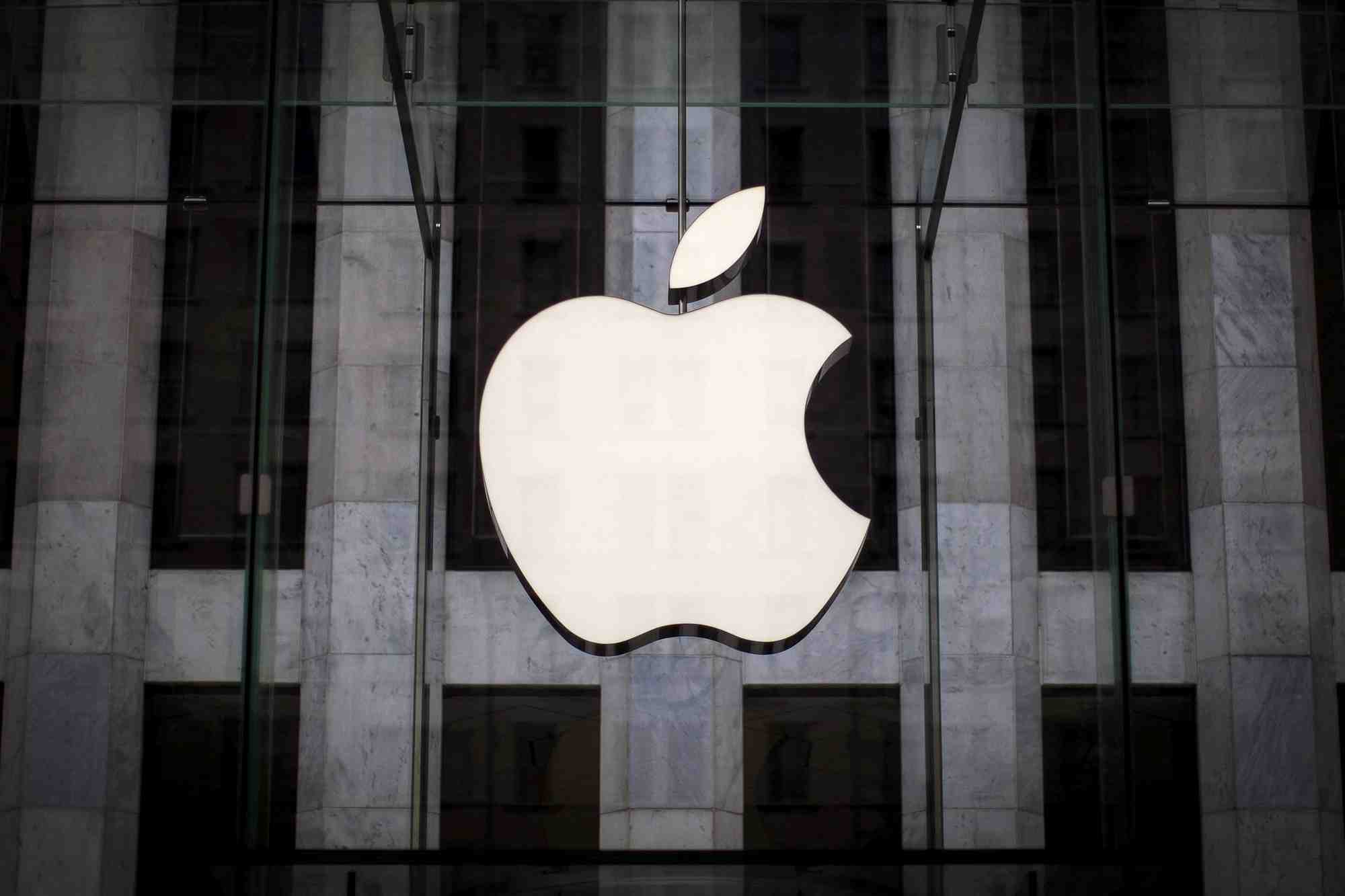 Photo d'archives du logo apple a l'entree de l'apple store sur la 5e avenue dans l'arrondissement de manhattan a new york