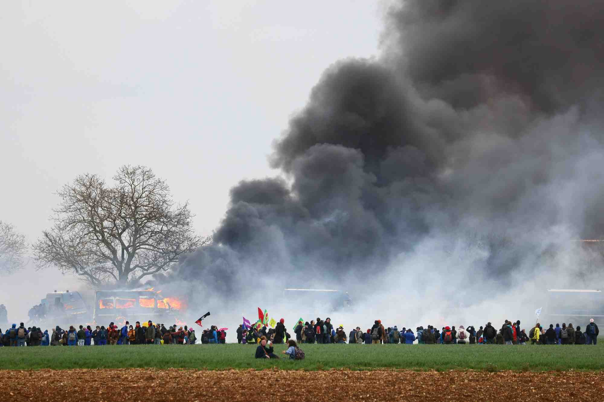 Un vehicule en feu lors d'une manifestation contre un projet de vaste reservoir de retention d'eau a sainte-soline