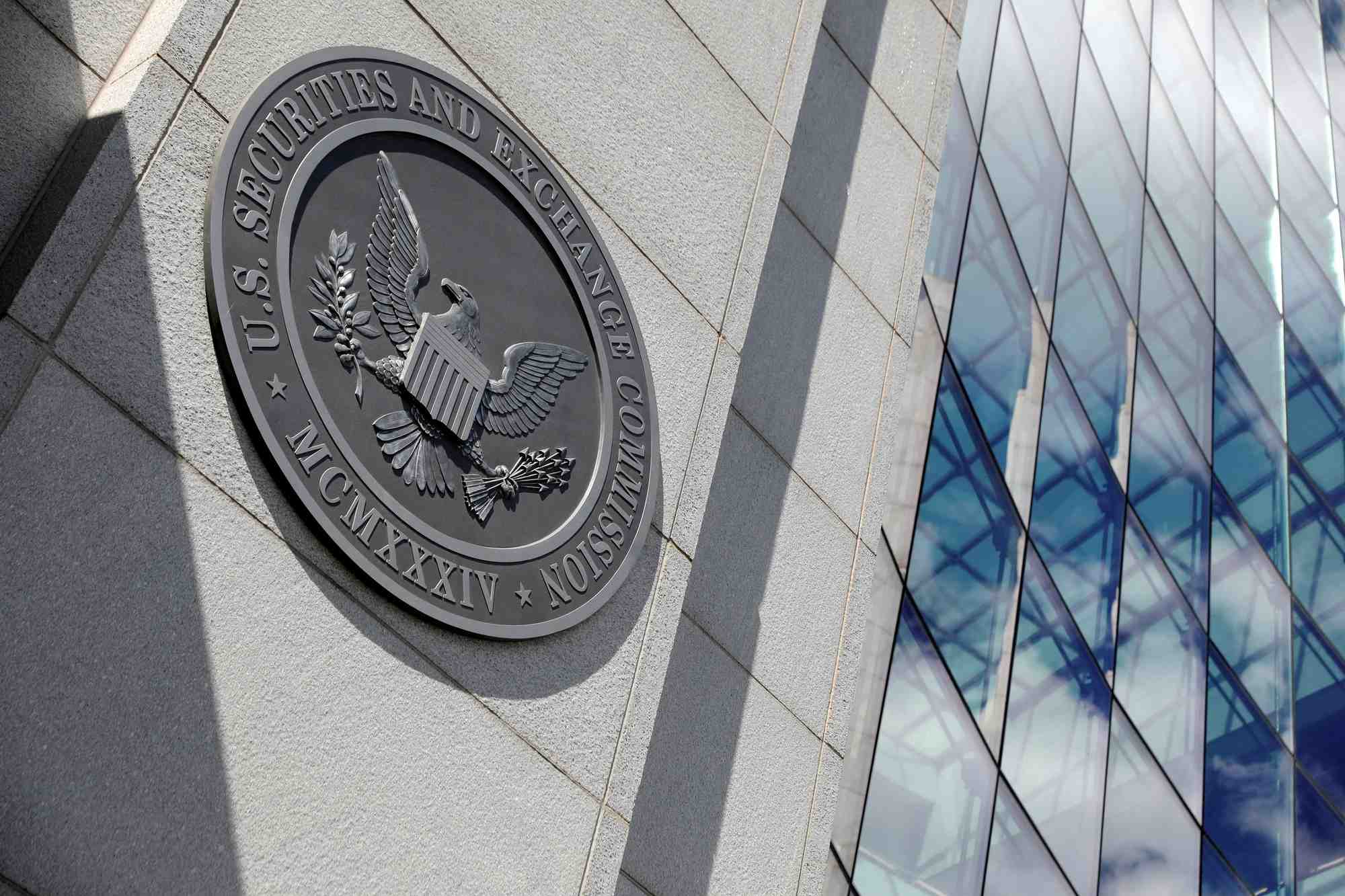 Photo d'archives: le sceau de la securities and exchange commission (sec) des etats-unis est visible a son siege a washington