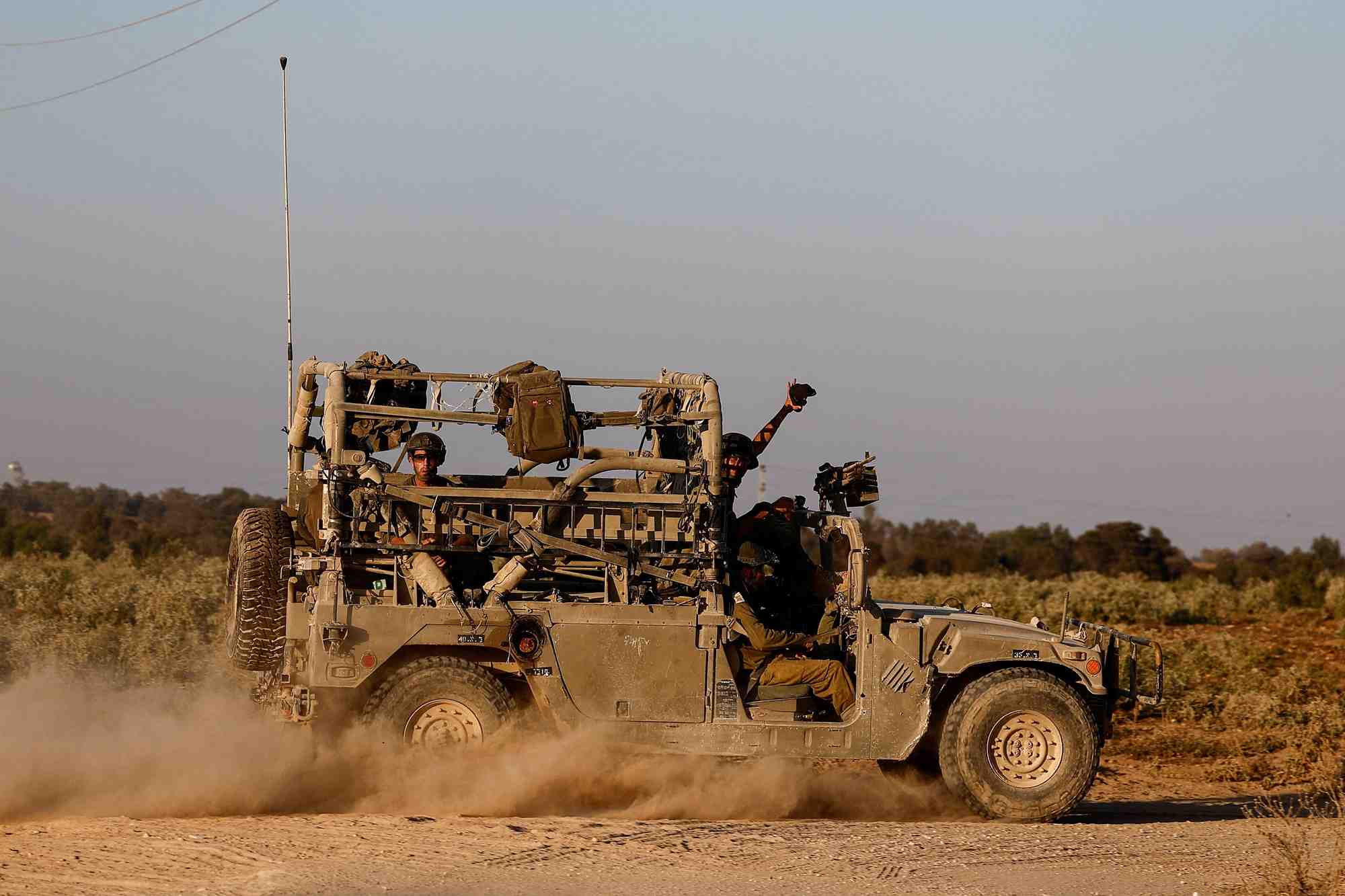 Des soldats israeliens se deplacent dans un vehicule militaire