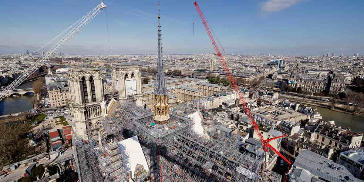 Vue de la cathédrale, le 19 mars. La nouvelle flèche, libérée des échafaudages, reproduit à l’identique celle de Viollet-le-Duc.