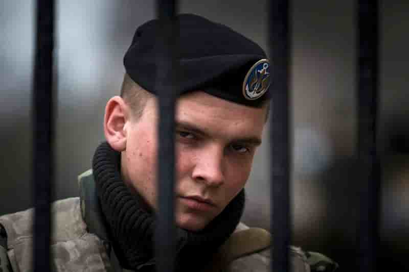 En Crimée, Ukrainiens et Russes attendent