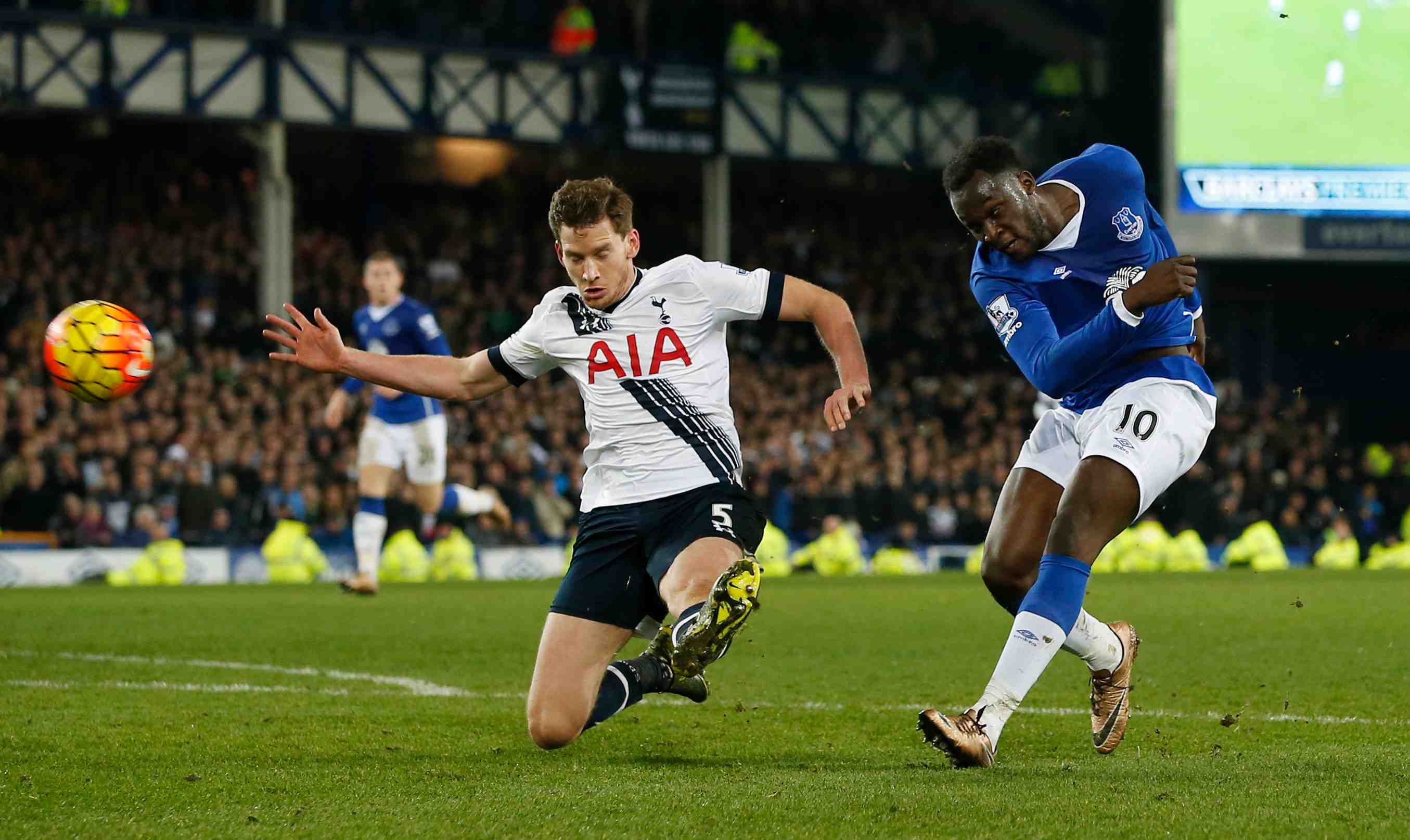 Tottenham freine par everton