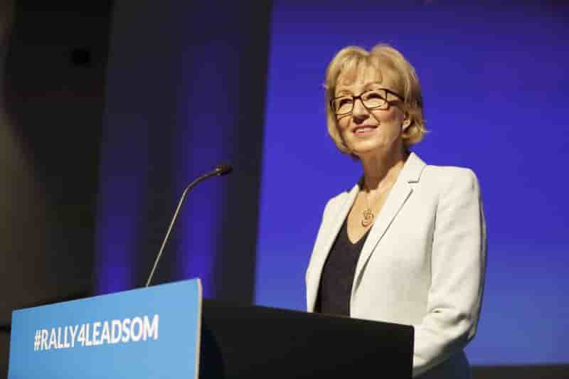 Andrea leadsom renonce a briguer la tete du parti des tories