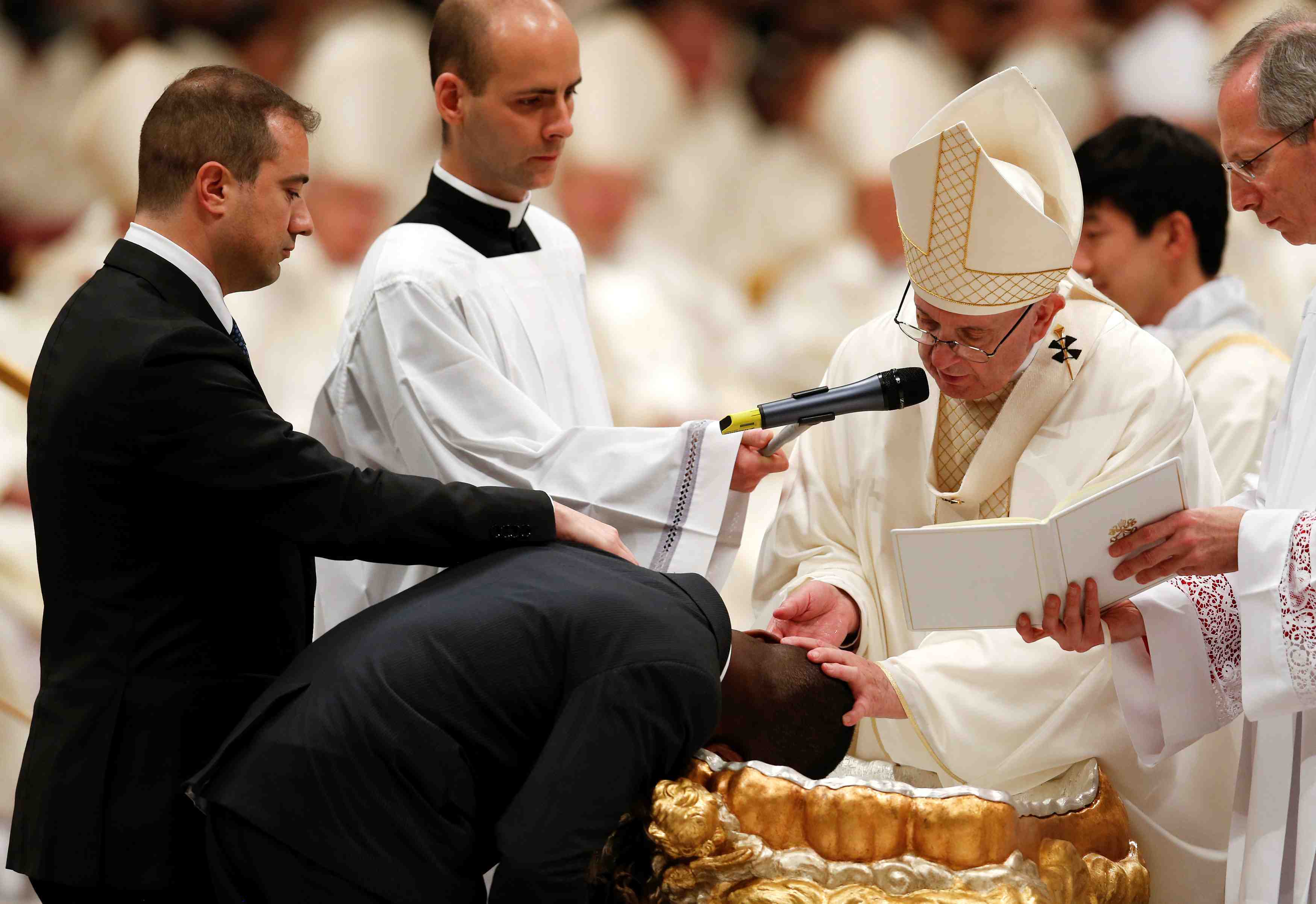 Le pape baptise un "heros" migrant a la veille de paques