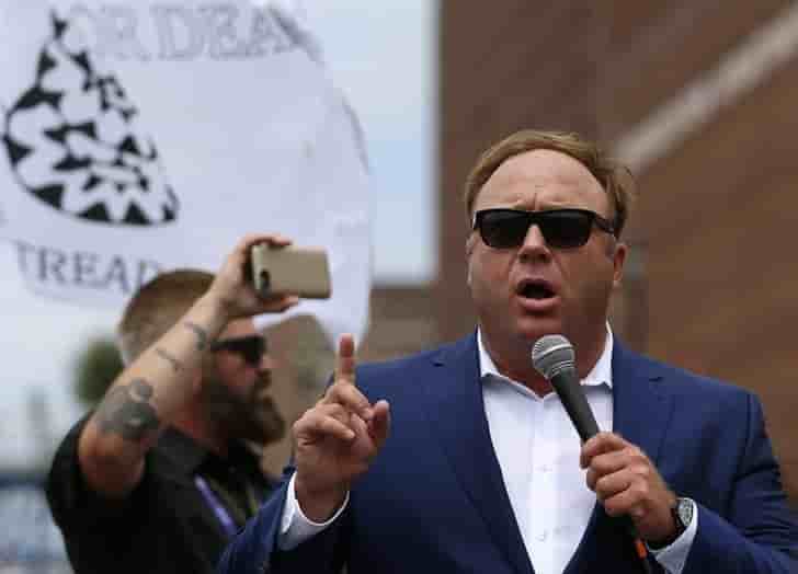 Le fondateur d'infowars juge pour avoir affirme que la tuerie de sandy hook etait un "canular"