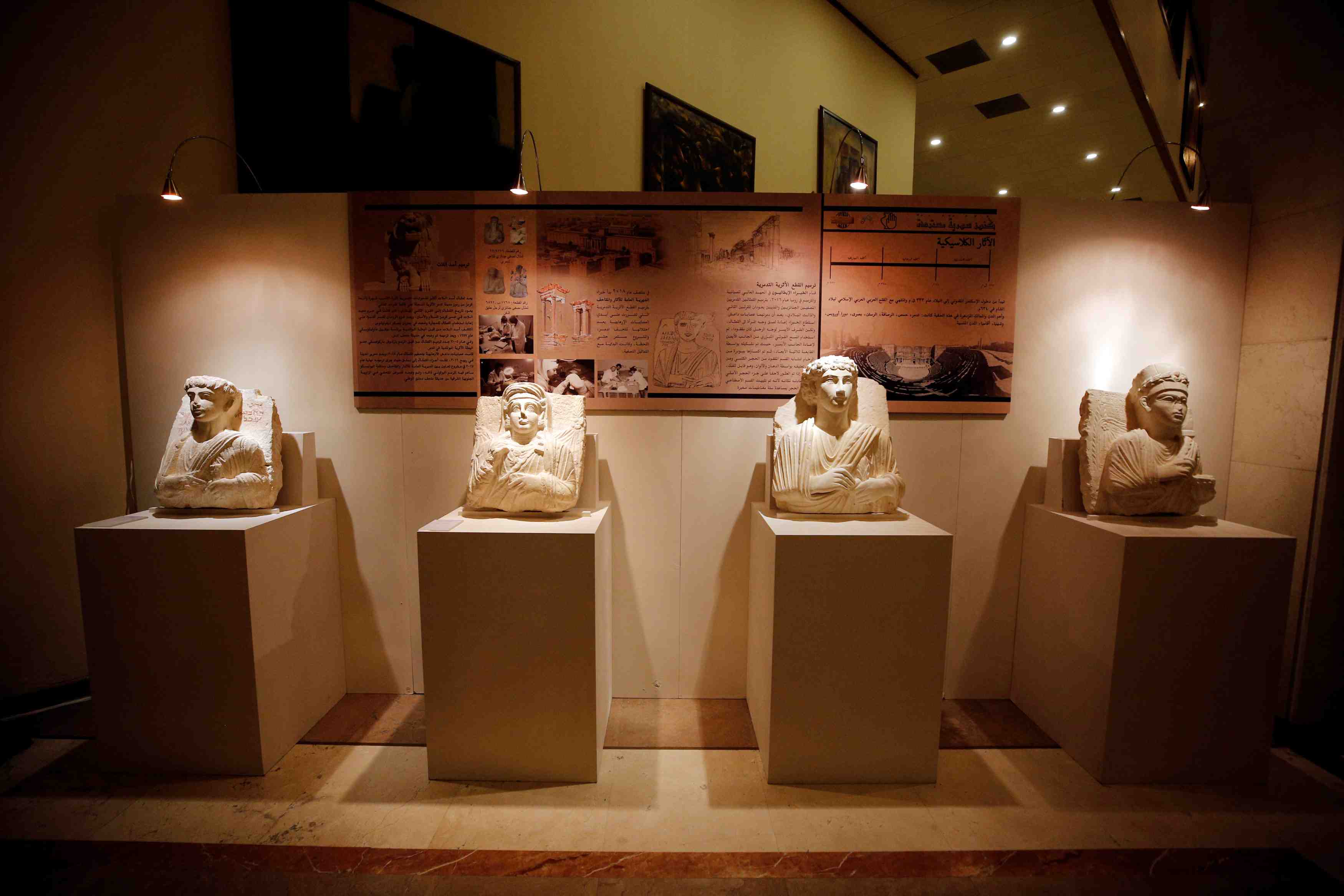 Damas expose des antiquites pillees par l'ei puis recuperees