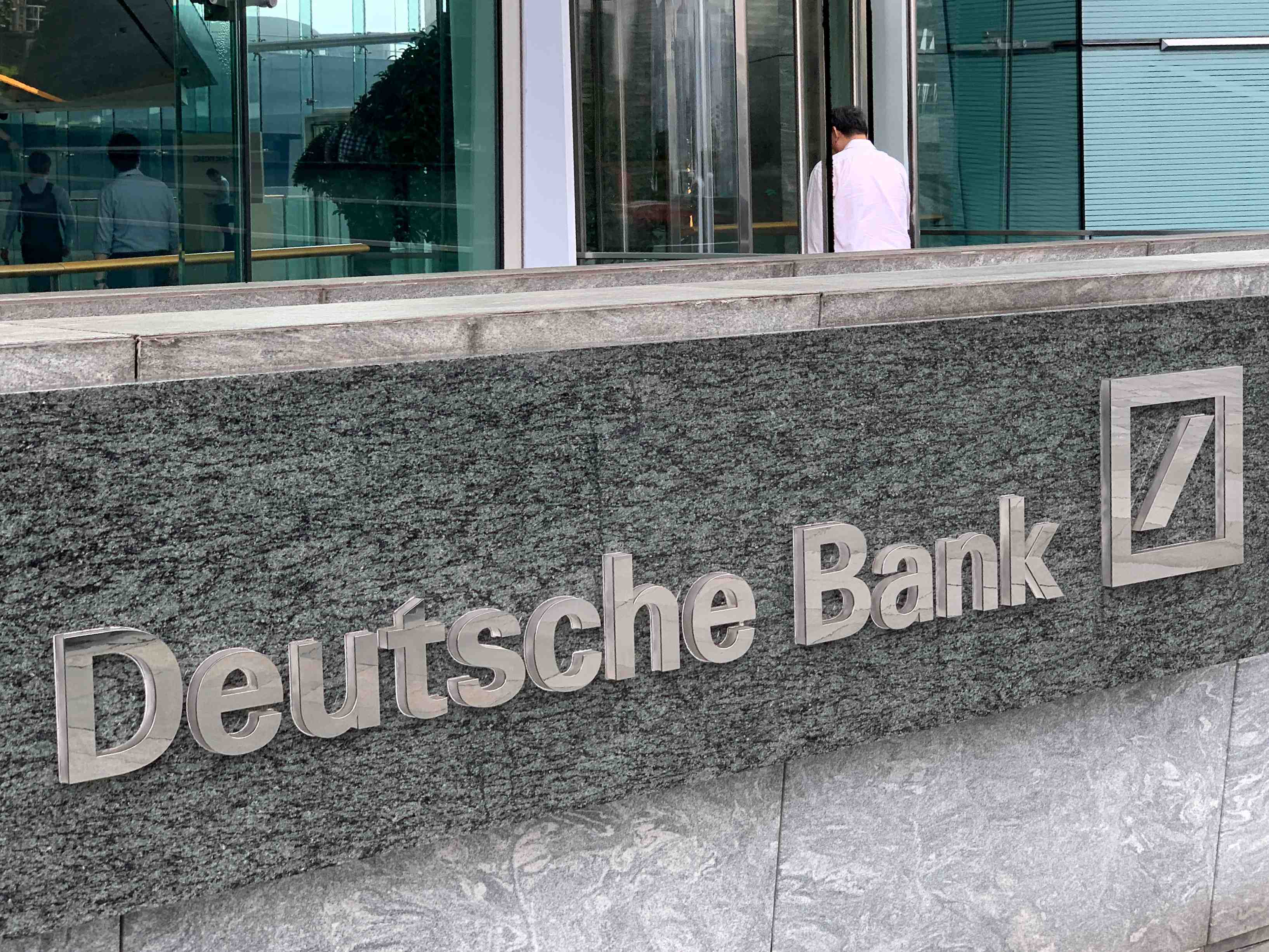Deutsche bank renoue avec les benefices au t1 grace a sa banque d'investissement