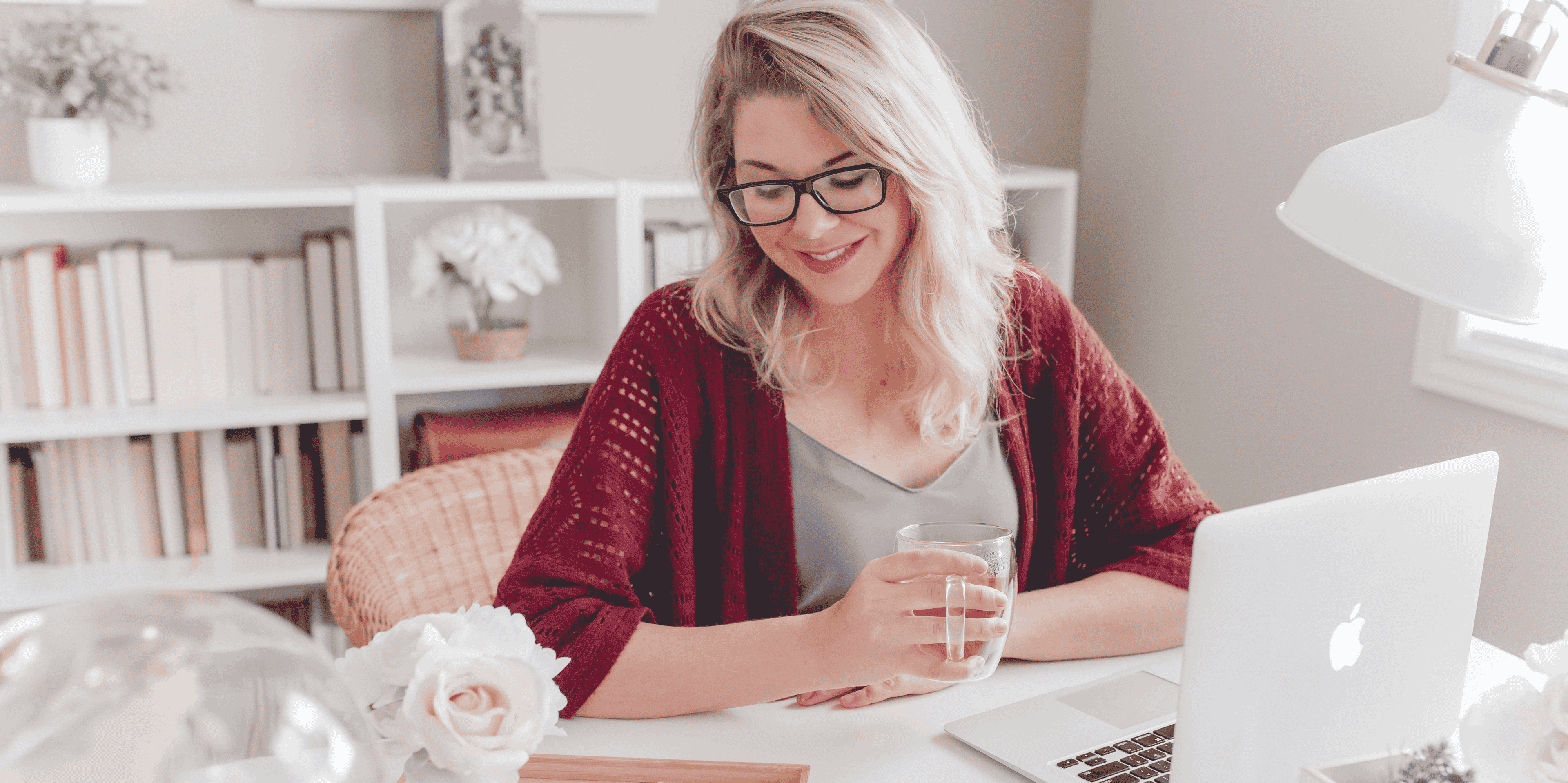 Femme travaillant devant son ordi