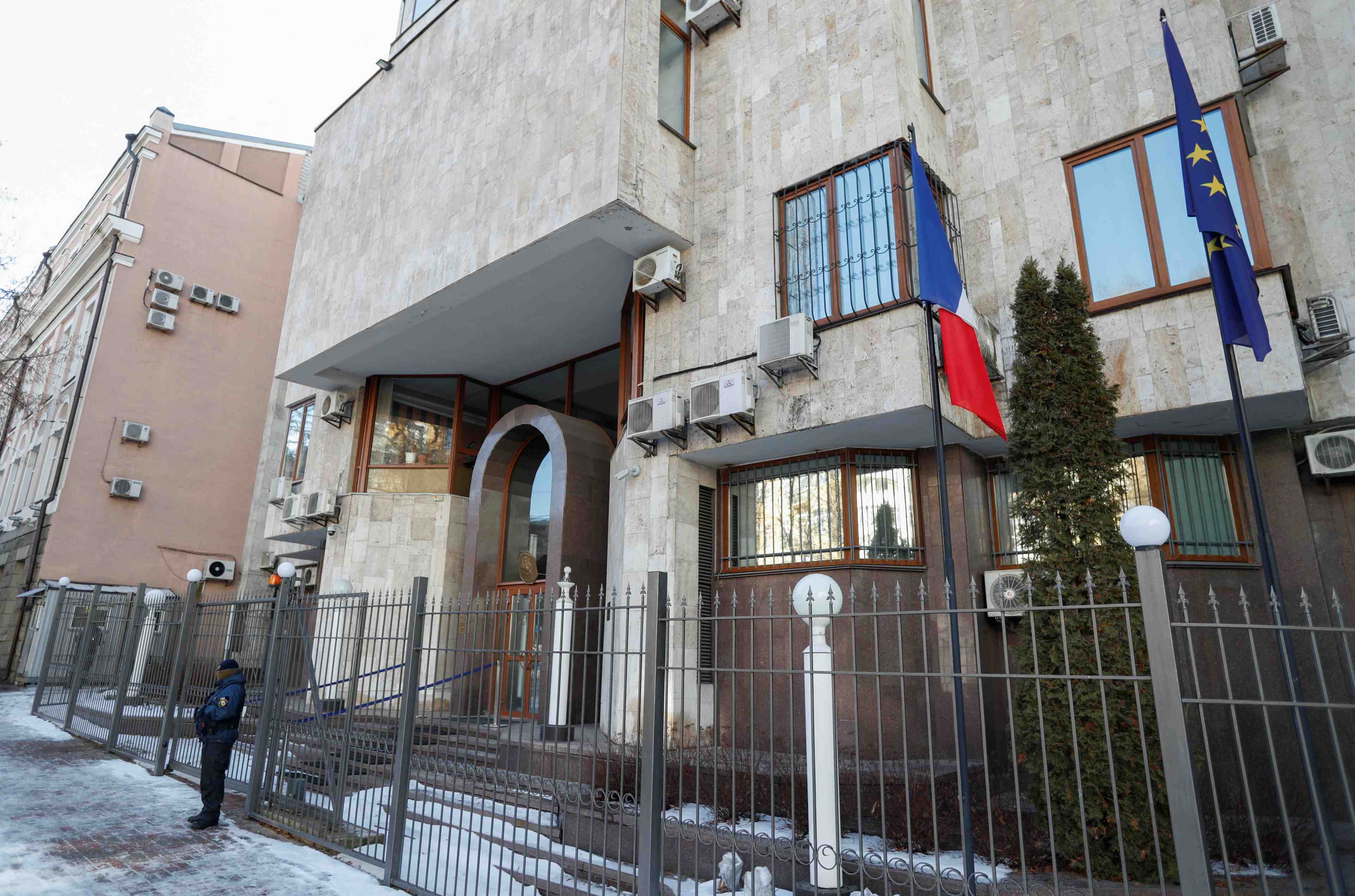 L'ambassade de france en ukraine va etre tranferee a lviv, annonce le drian
