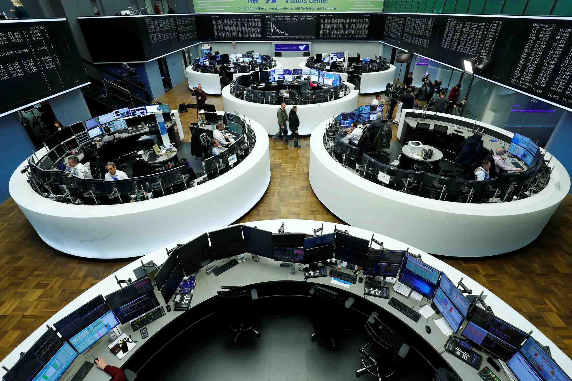 Les actions europeennes et les matieres premieres a la baisse