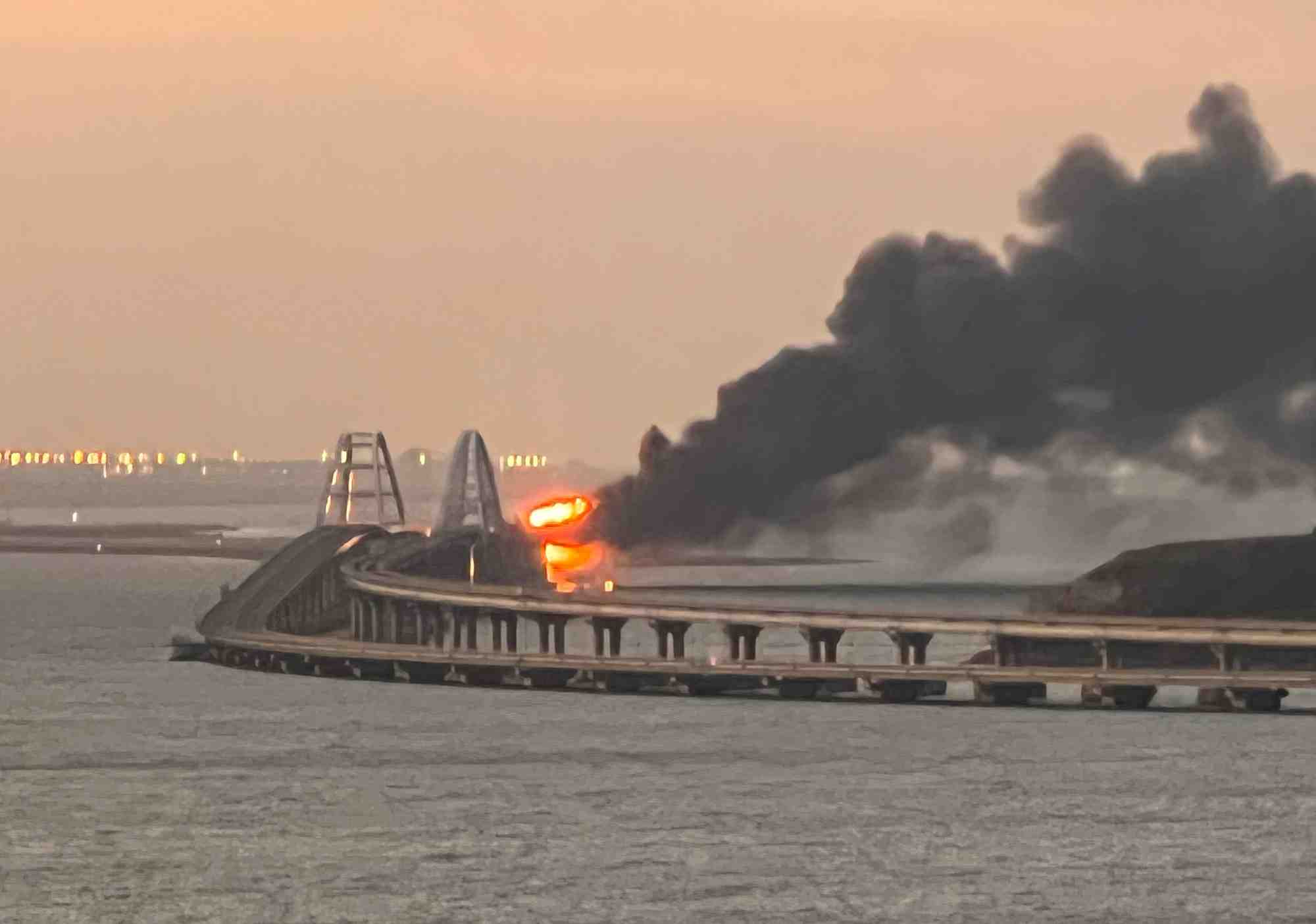 Un incendie sur le pont de kerch reliant la crimee a la russie