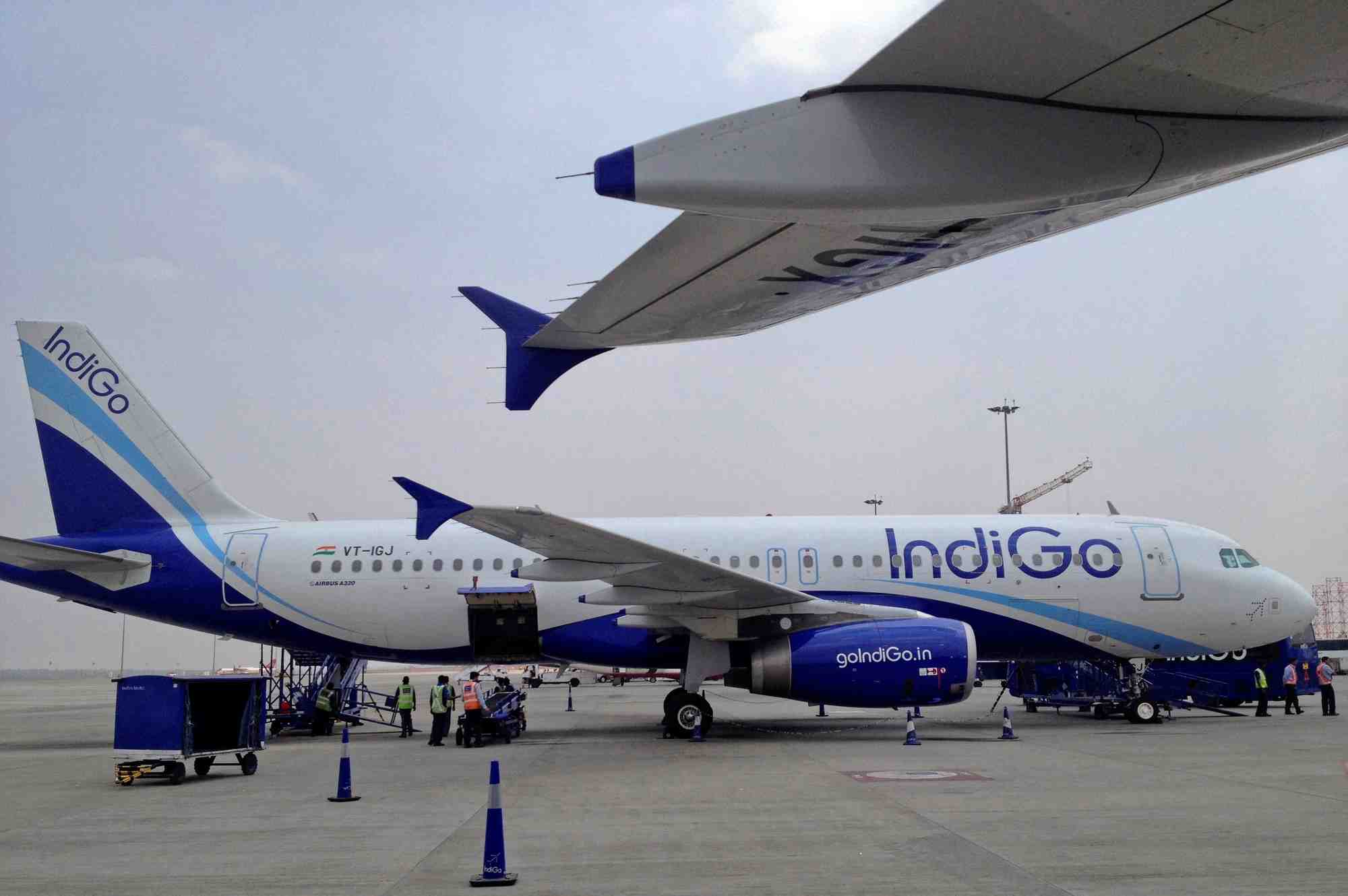 Photo d'archives d'un avion a320 d'indigo airlines stationne sur le tarmac de l'aeroport international de bangalore