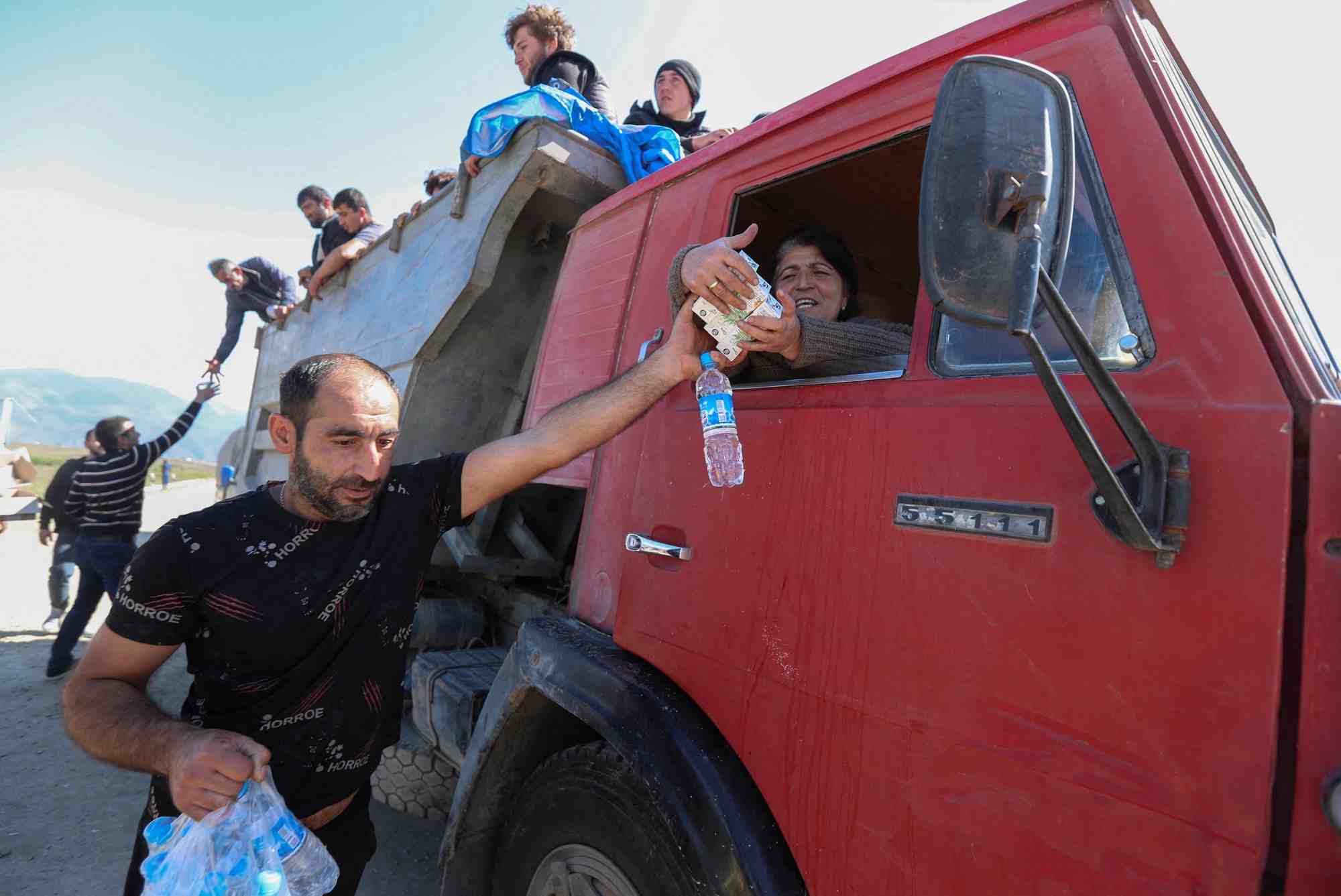 Des refugies du haut-karabakh arrivent a kornidzor en armenie