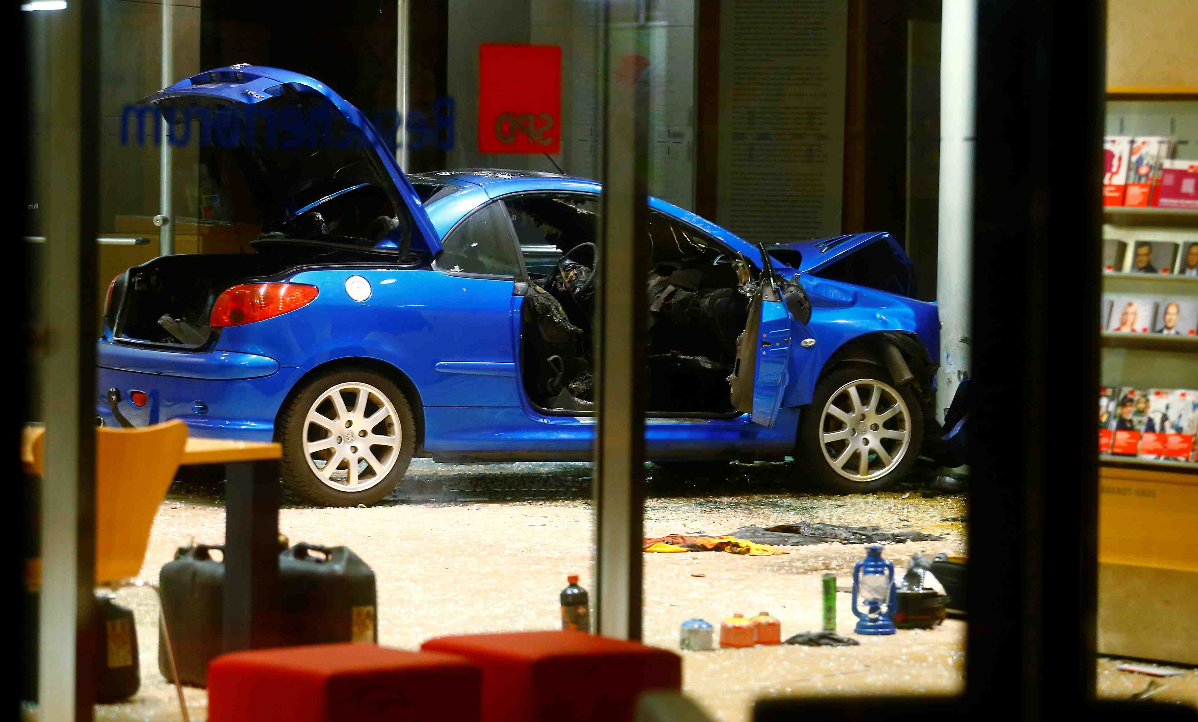 Un homme precipite sa voiture contre le siege du spd a berlin