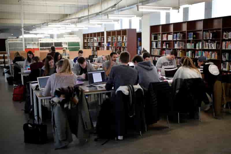 Des jeunes moins inquiets malgre un marche de l'emploi degrade