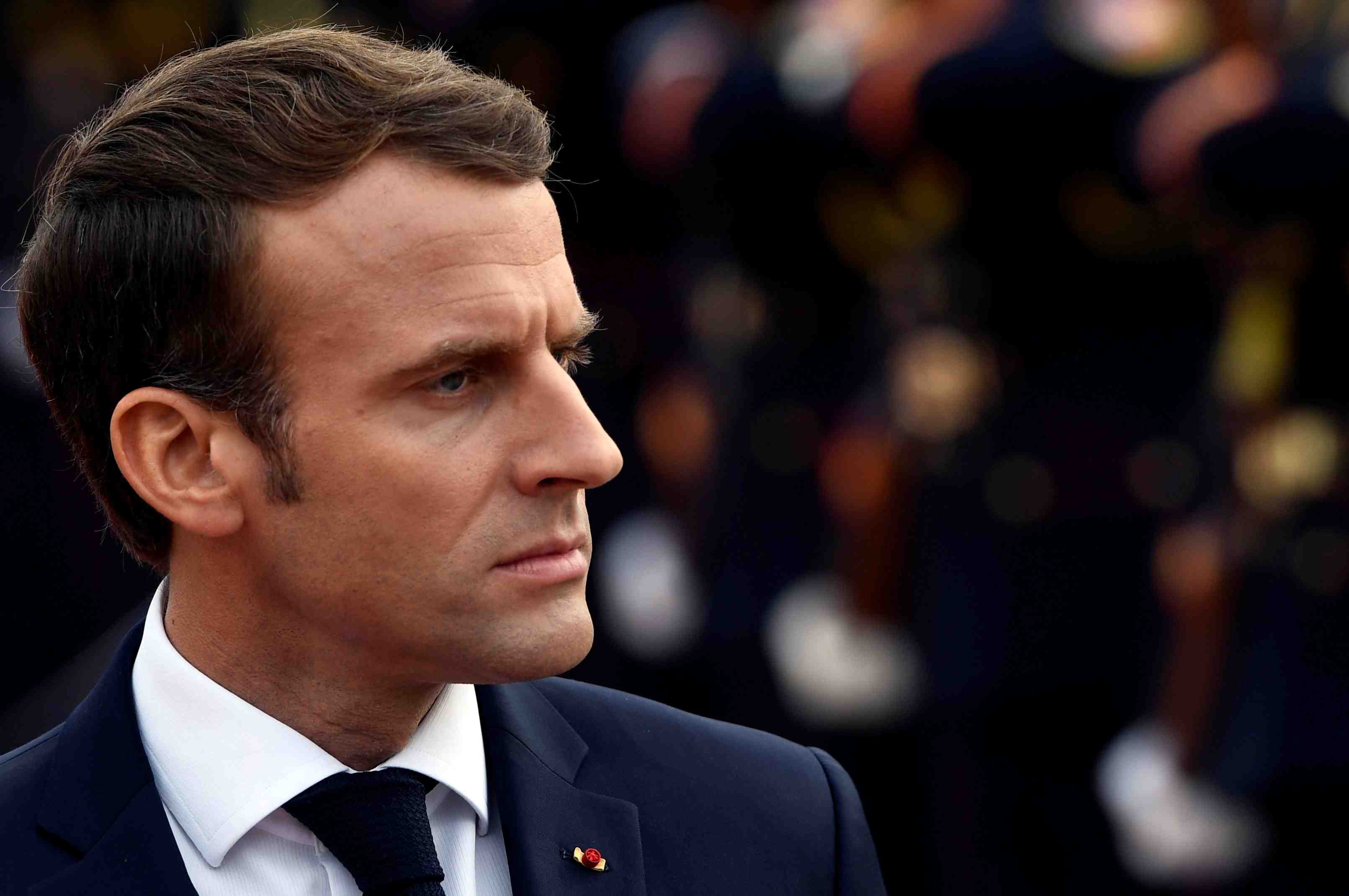 Accuse de "deni", macron riposte a xavier bertrand