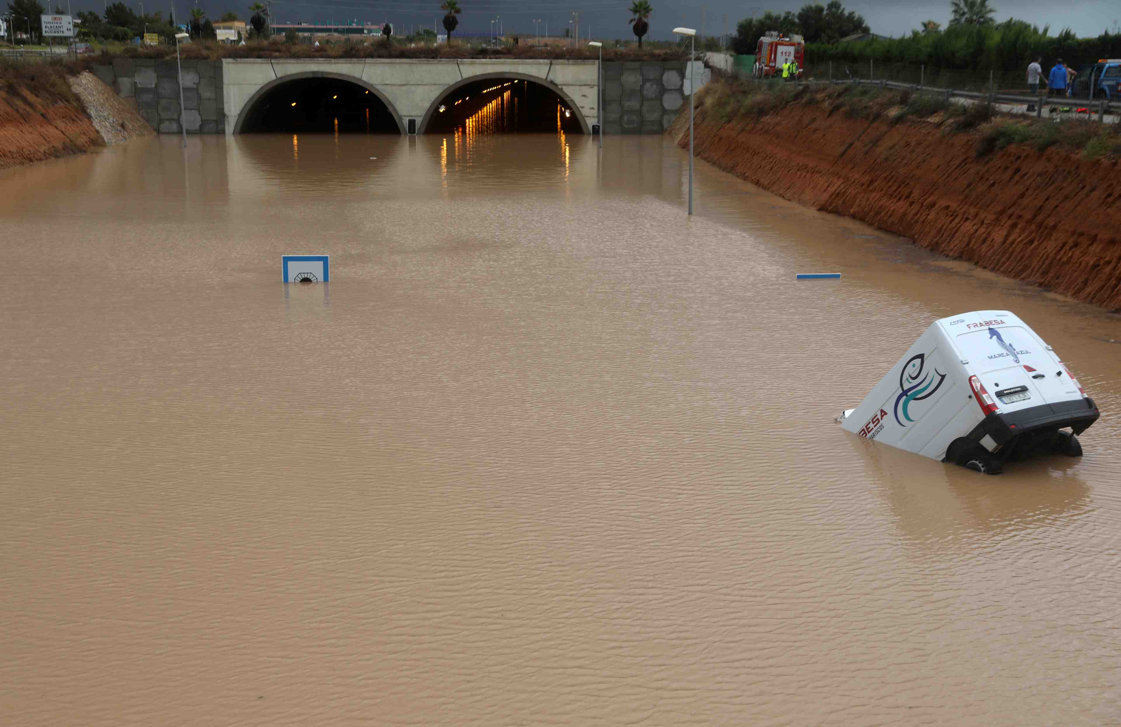 Inondations: troisieme deces en espagne, deux aeroports fermes