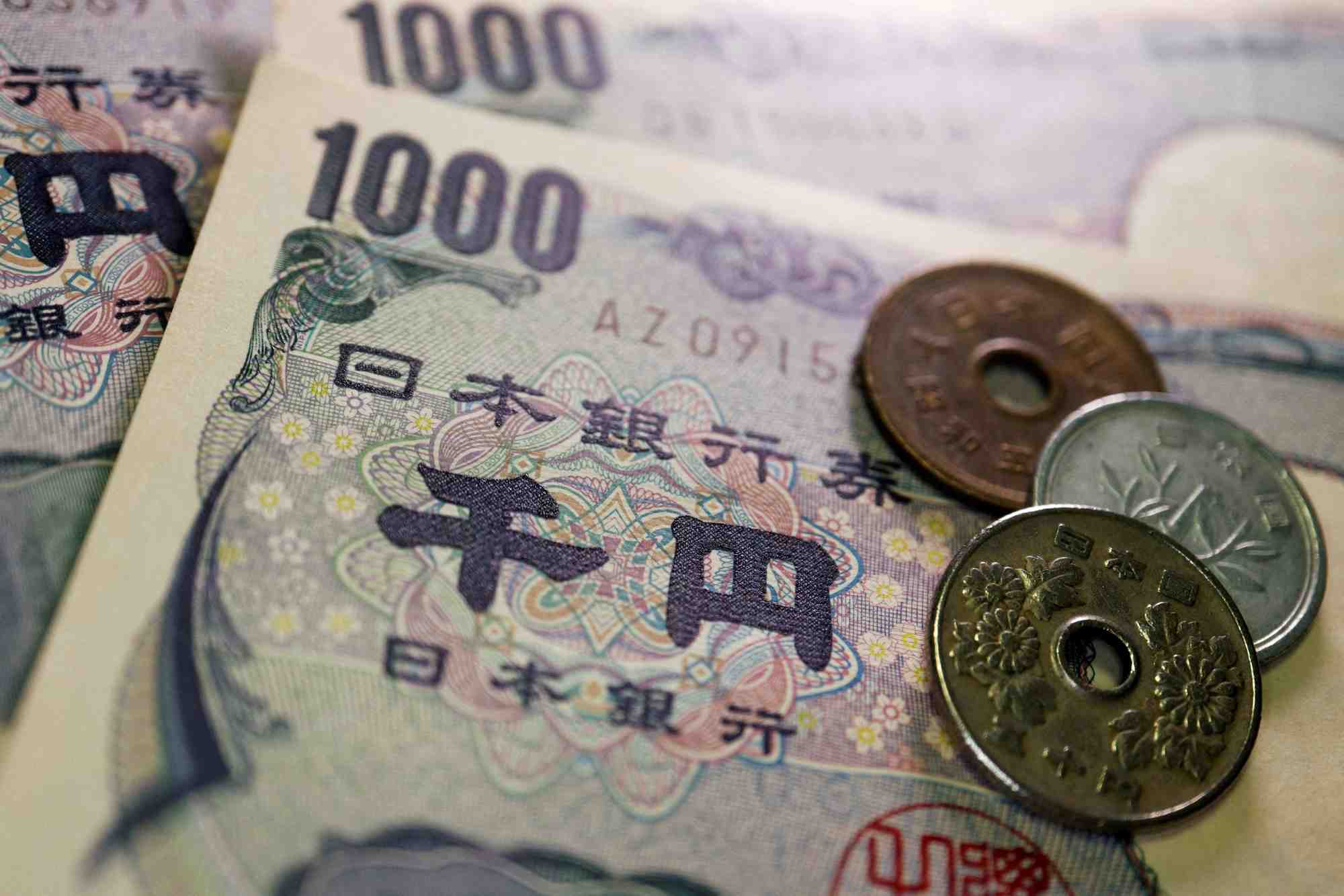 Photo d'illustration des pieces de monnaie et des billets en yens japonais