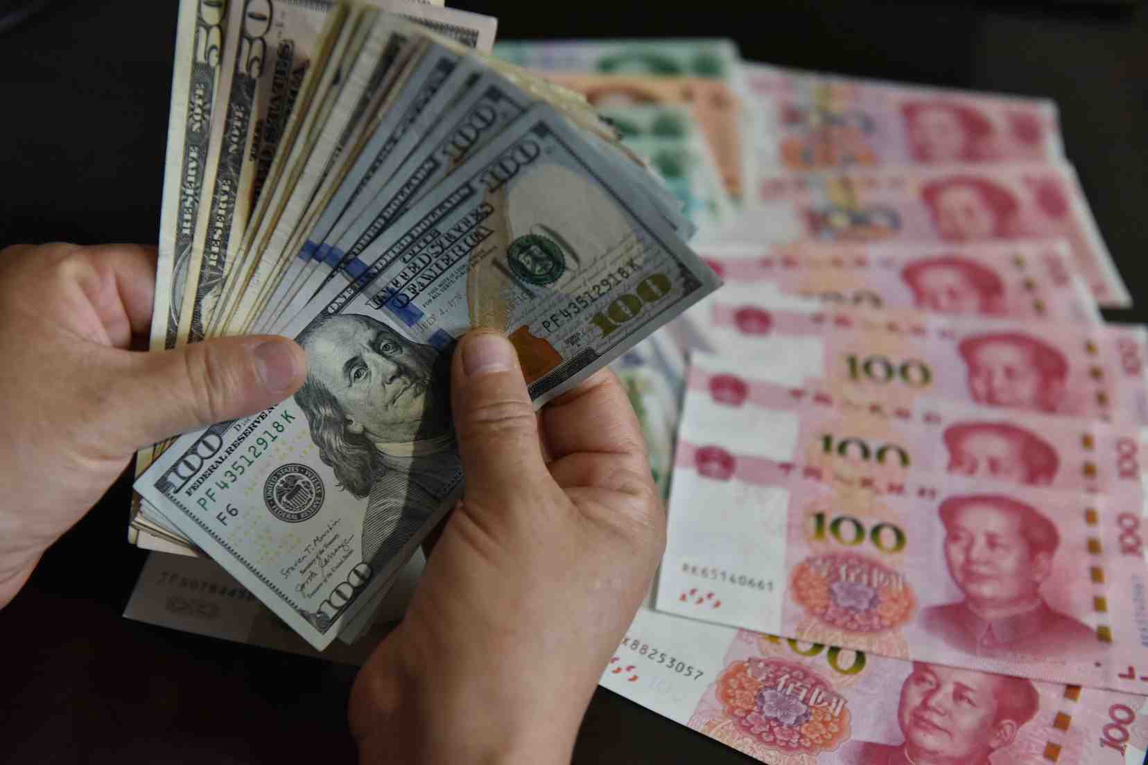 Mercredi dernier, le yuan a accusé le coup : il reculait de 0,20 % face au dollar, à 7,2762 yuans pour un dollar.