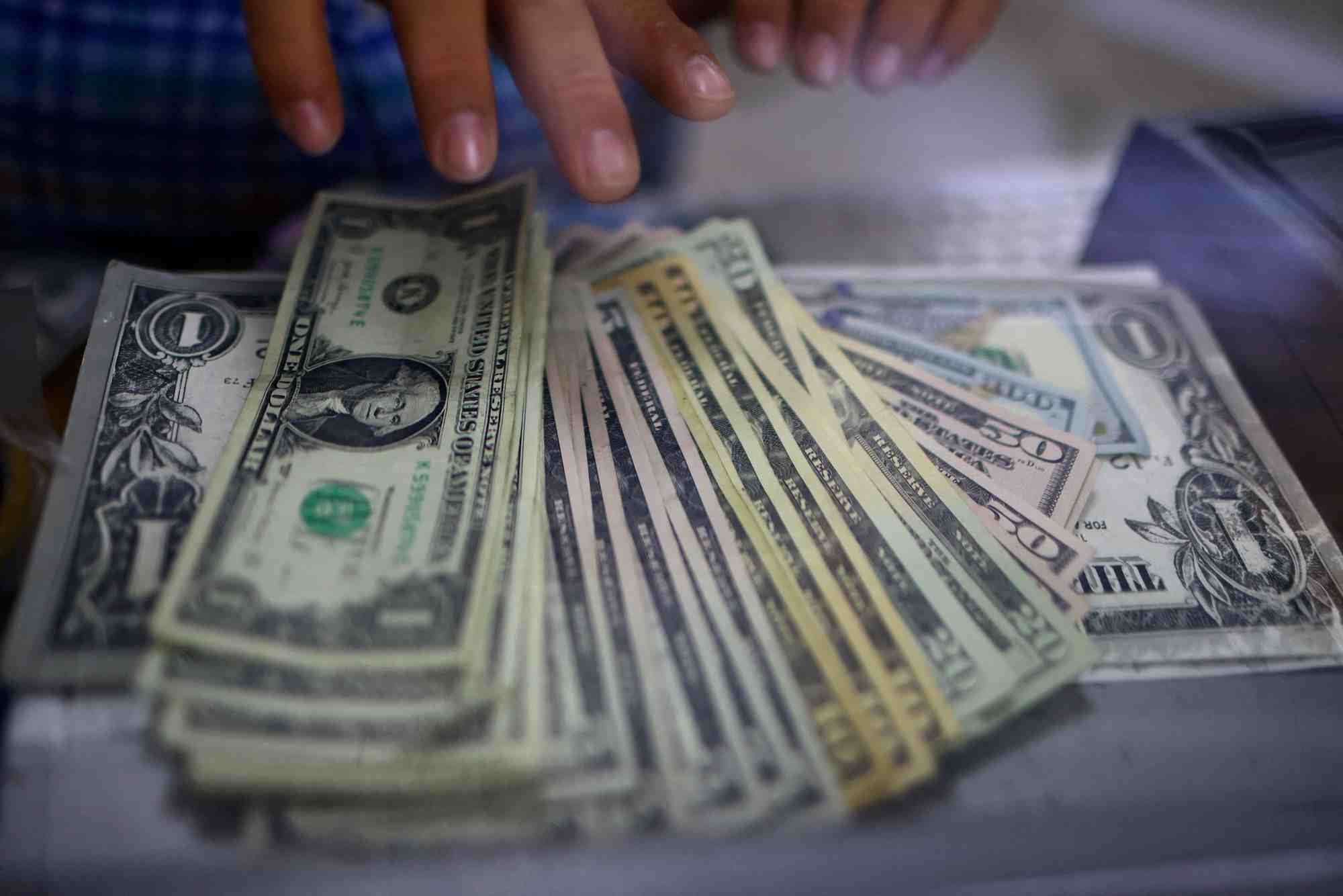 Photo d'archives: l'employe d'un bureau de change compte les billets des dollars americains a ciudad juarez
