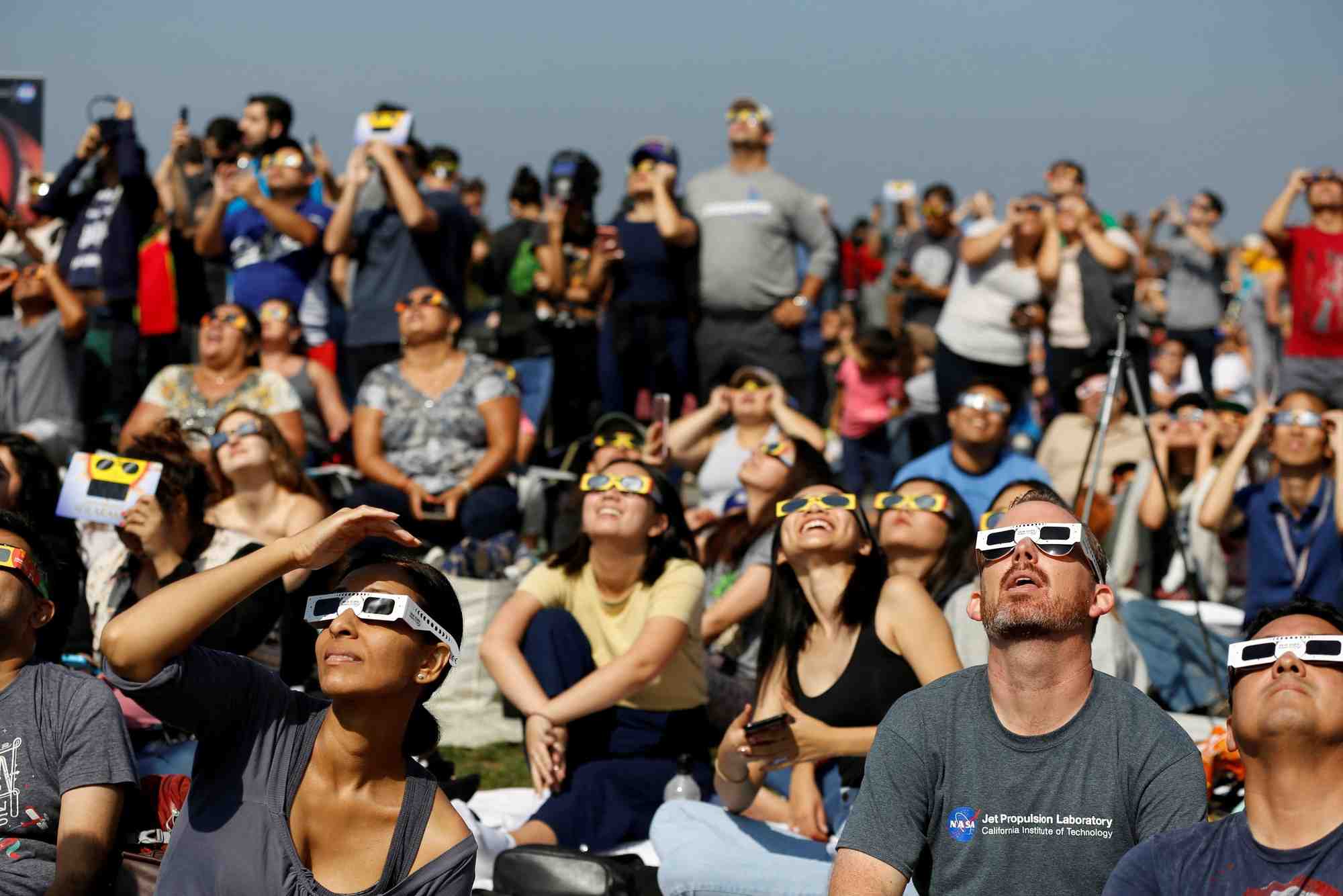 Photo d'archives: les gens regardent l'eclipse solaire sur la pelouse de l'observatoire griffith a los angeles