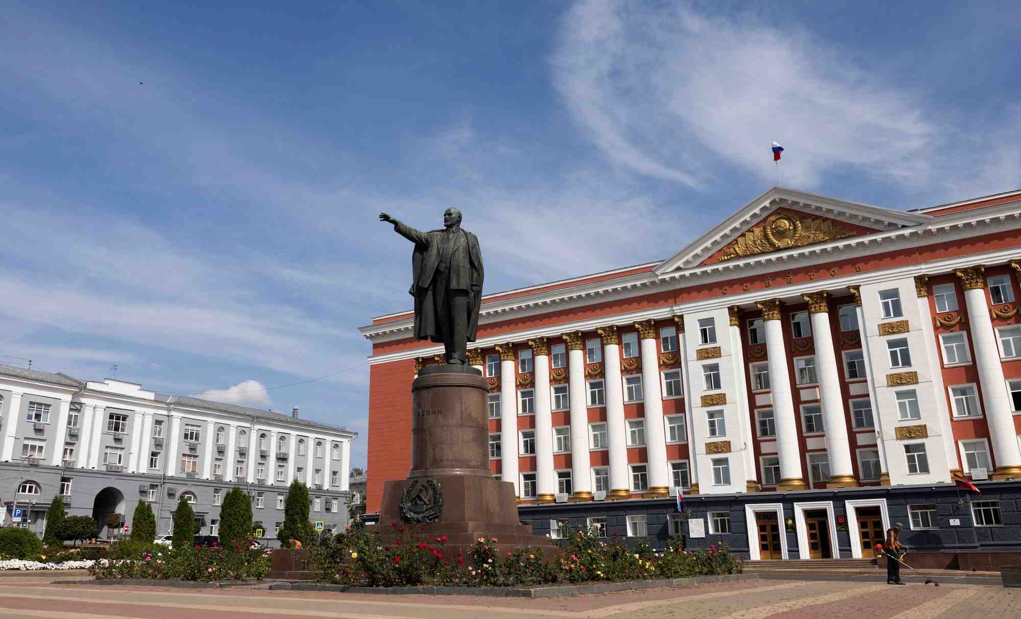 Une statue de lenine devant le siege de l'administration regionale a koursk