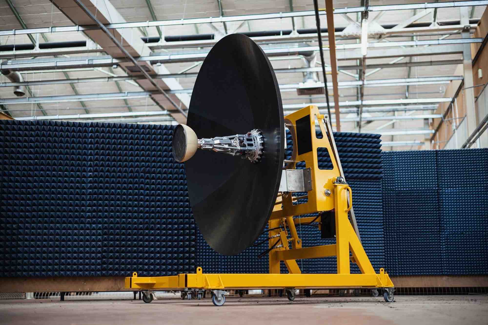 Chez Ineo Defense à Morlaix, les tests radars s’effectuent dans une chambre anéchoïque, salle d'expérimentation dont les parois absorbent les ondes sonores ou électromagnétiques.
