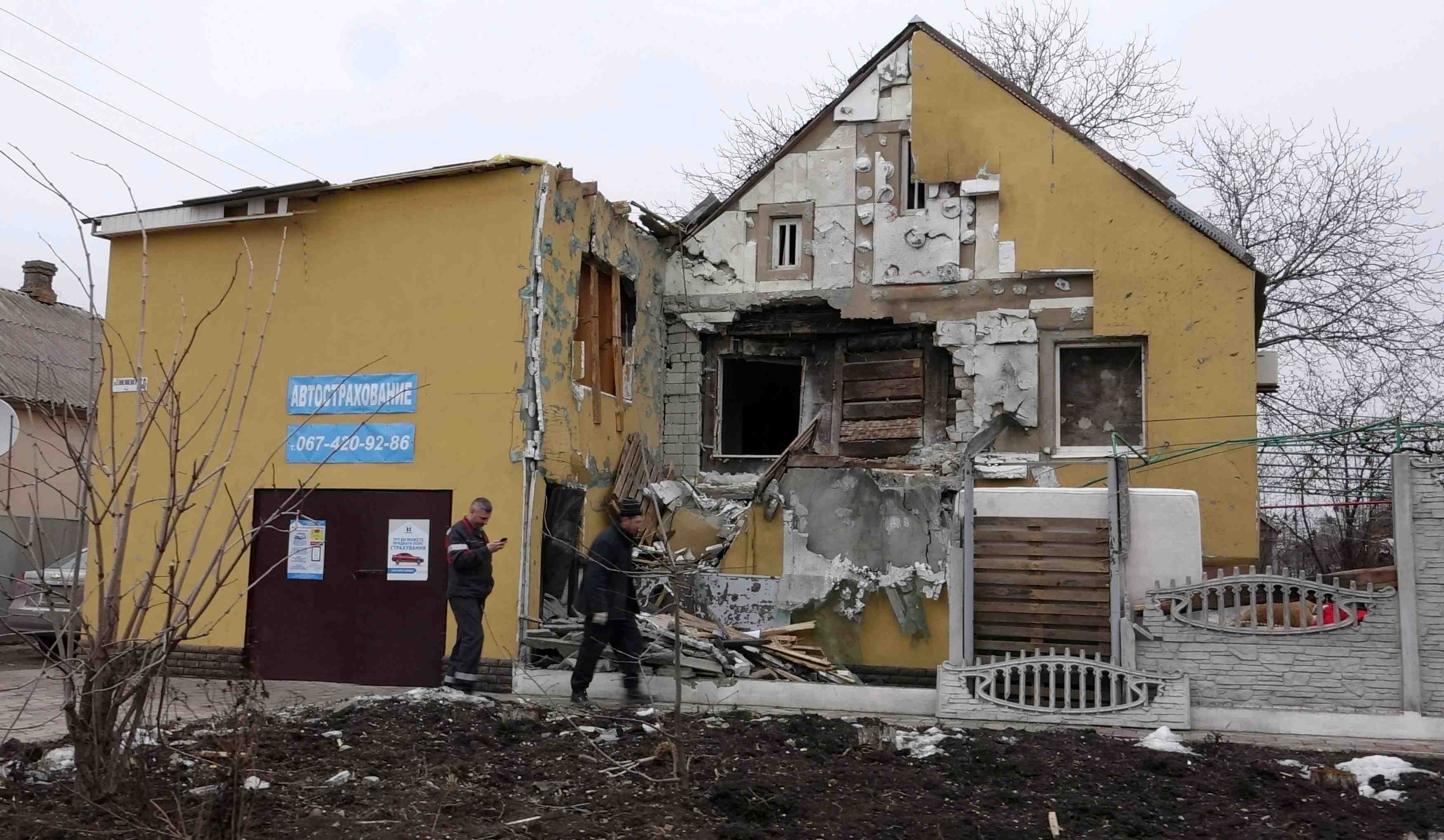 L'ue condamne l'escalade de violence en ukraine et cible moscou