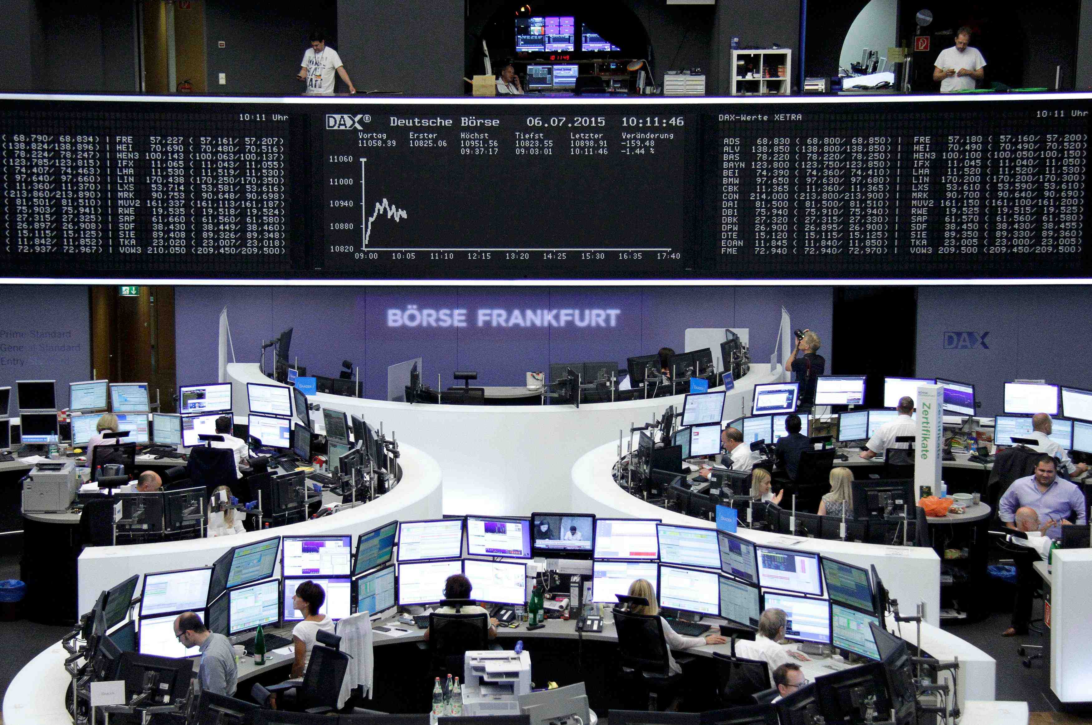 Les bourses europeennes dans le rouge a la mi-seance
