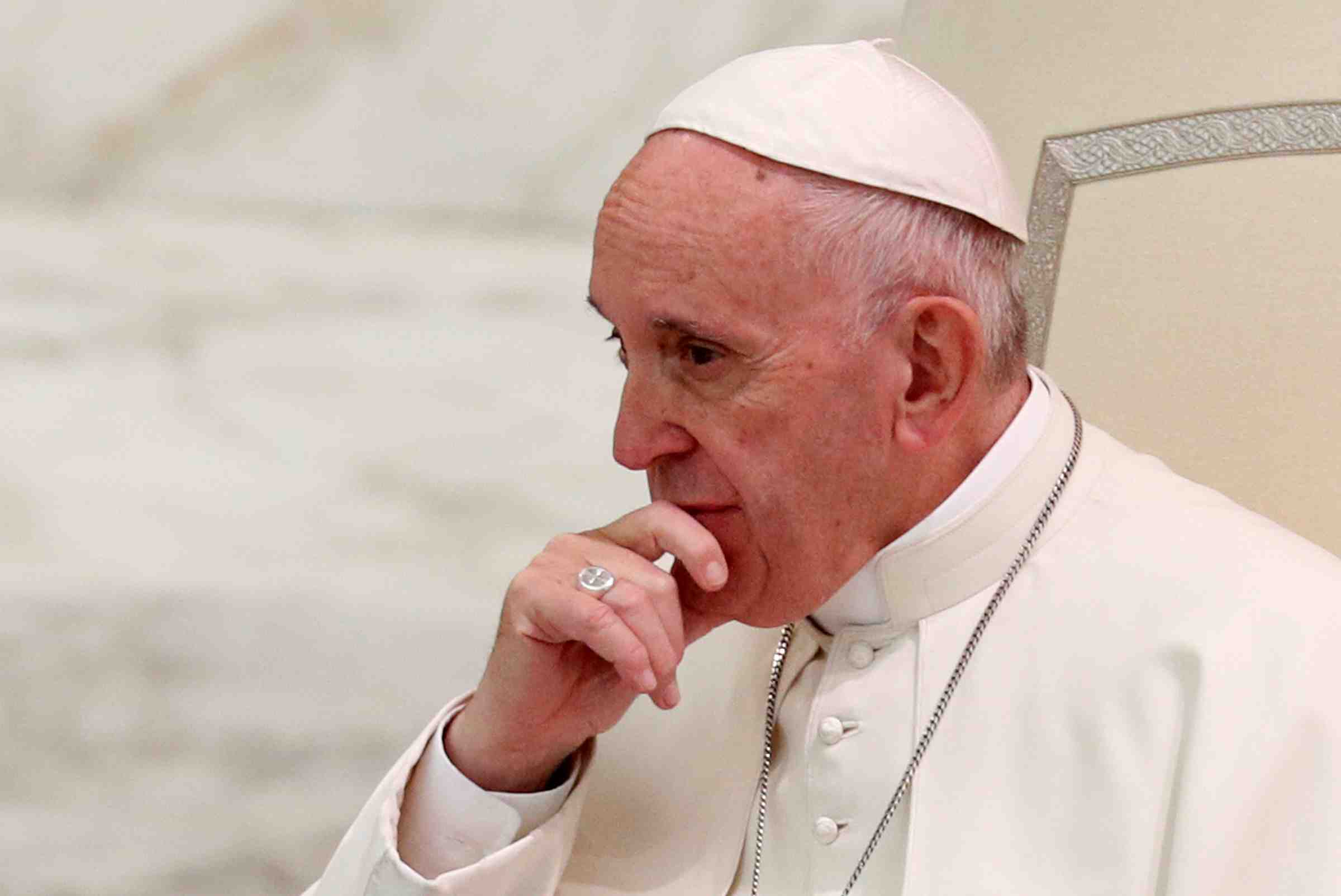 Le pape juge que les homosexuels devraient quitter le clerge