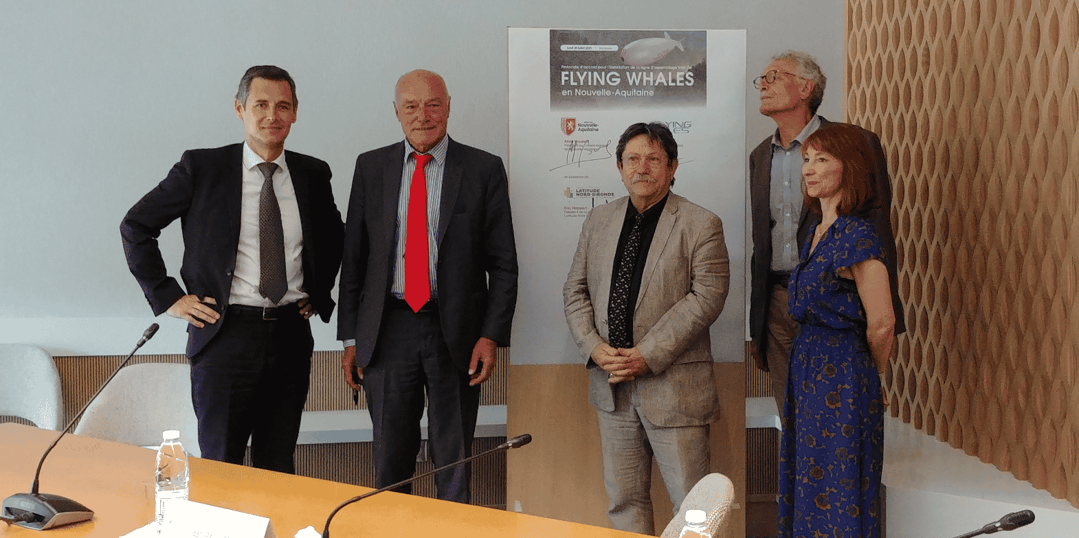 Stéphane Bougon, PDG de Flying Whales, Alain Rousset, président du conseil régional, Jean-Paul Labeyrie, maire de Laruscade, Eric Happert, président de la communauté de communes Latitude Nord Gironde et Lydia Héraud, conseillère régionale de Nouvelle-Aquitaine.