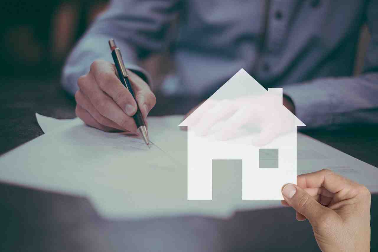 Sur le marché du terrain à bâtir, la loi ZAN, dont l'application est indifférenciée entre zone tendue et zone moins recherchée, se traduit par une réduction du nombre de terrains disponibles et une hausse des prix.