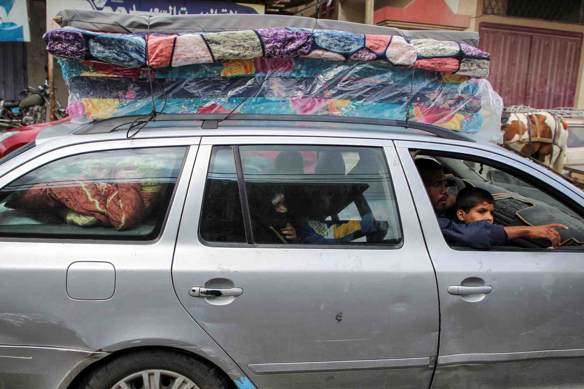 Photo des gens qui fuient les quartiers est de rafah apres que l'armee israelienne a commence l'evacuation de civils