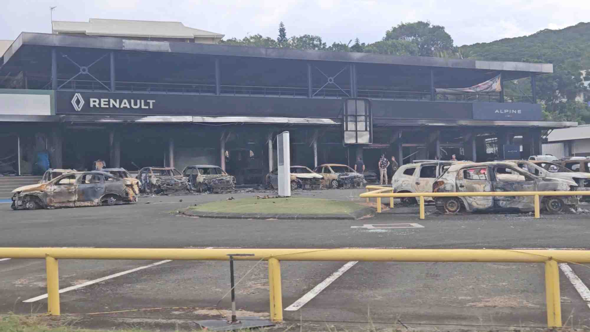 Une vue de voitures brulees dans un showroom a noumea