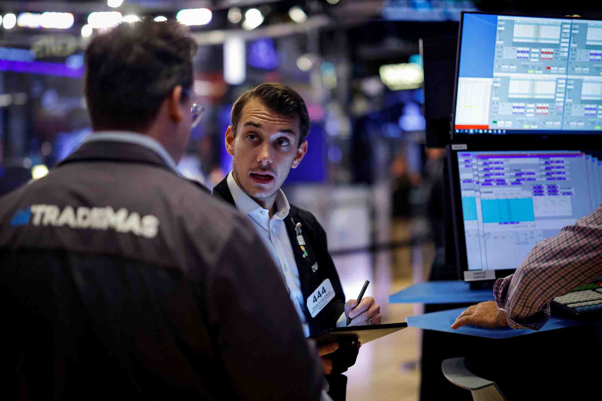 Des traders travaillent sur le parquet de la bourse de new york