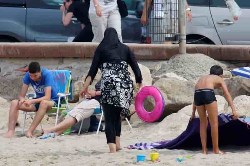 Nicolas sarkozy propose de modifier la constitution au sujet du burkini
