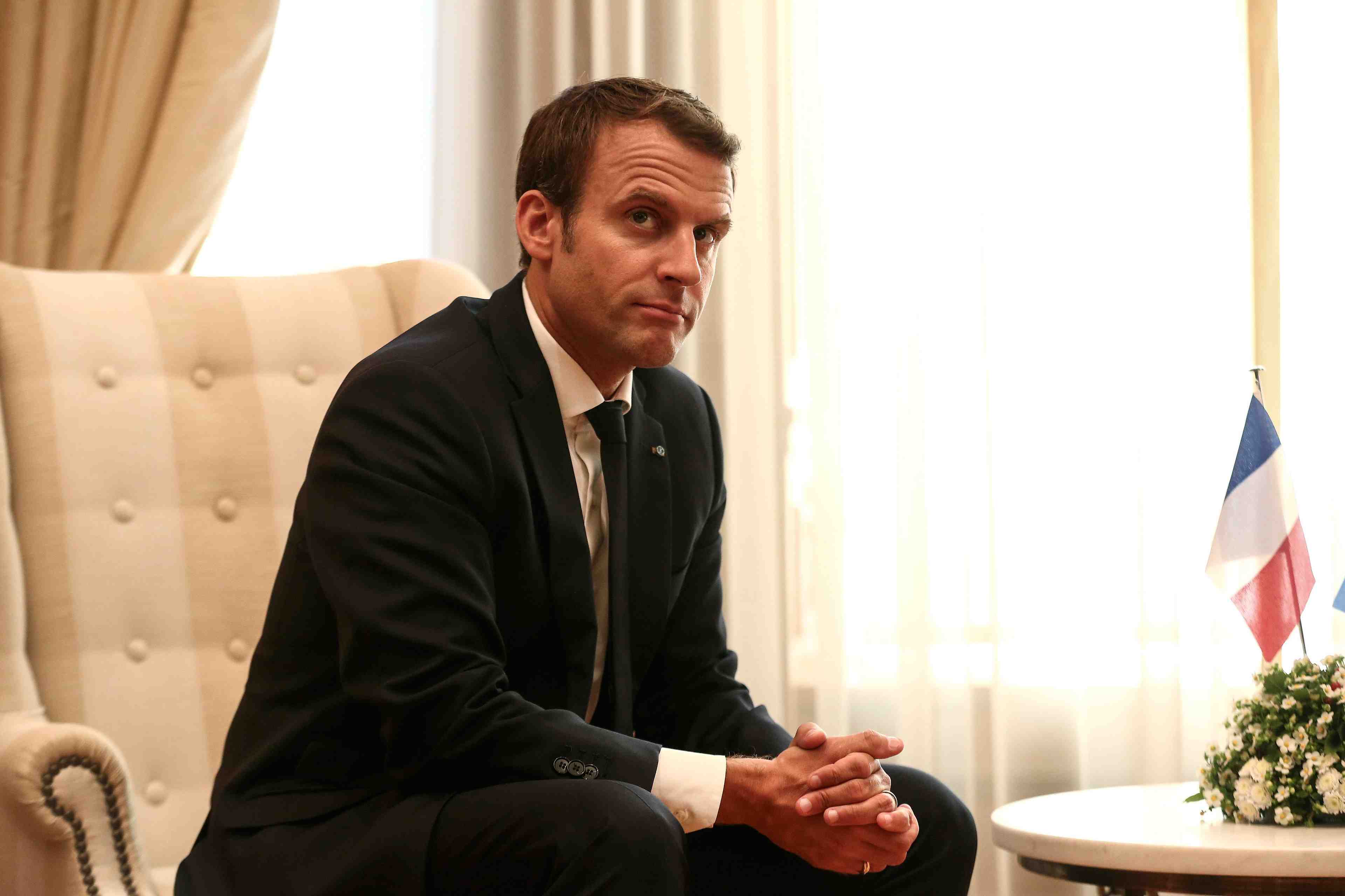 La cote de confiance de macron continue sa chute