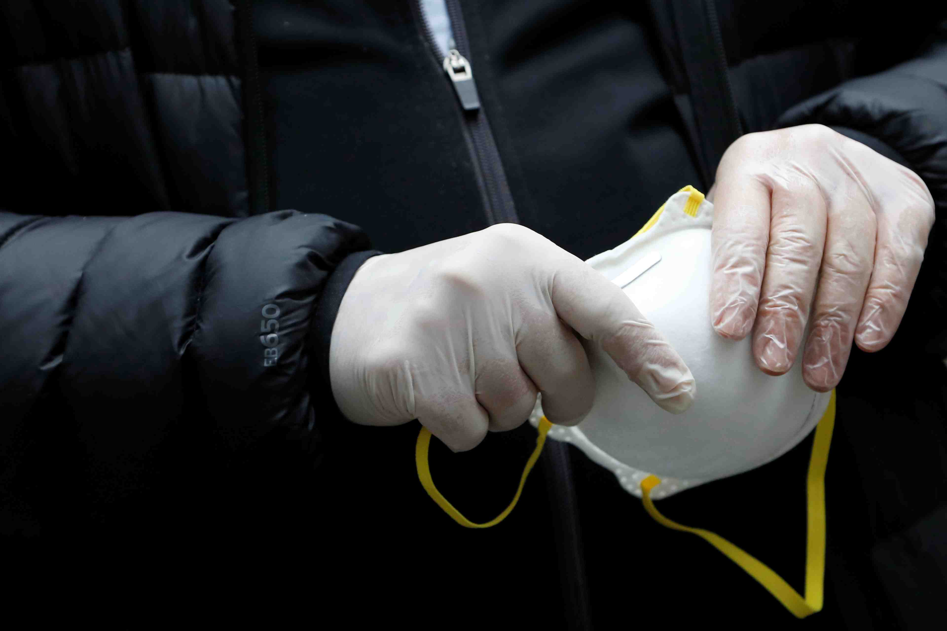 Coronavirus: le premier fabricant mondial de gants deborde par la demande
