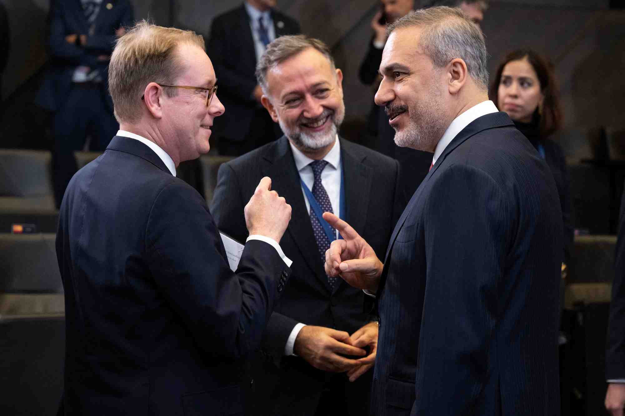 Le ministre turc des affaires etrangeres, hakan fidan, et le ministre suedois des affaires etrangeres, tobias billstrom, au siege de l'otan a bruxelles