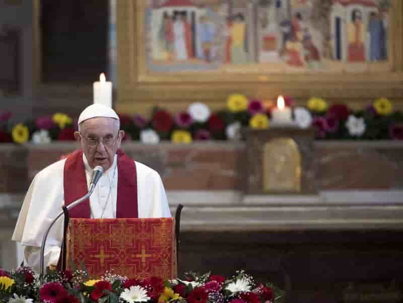 Le pape francois fustige les "camps de concentration" pour migrants