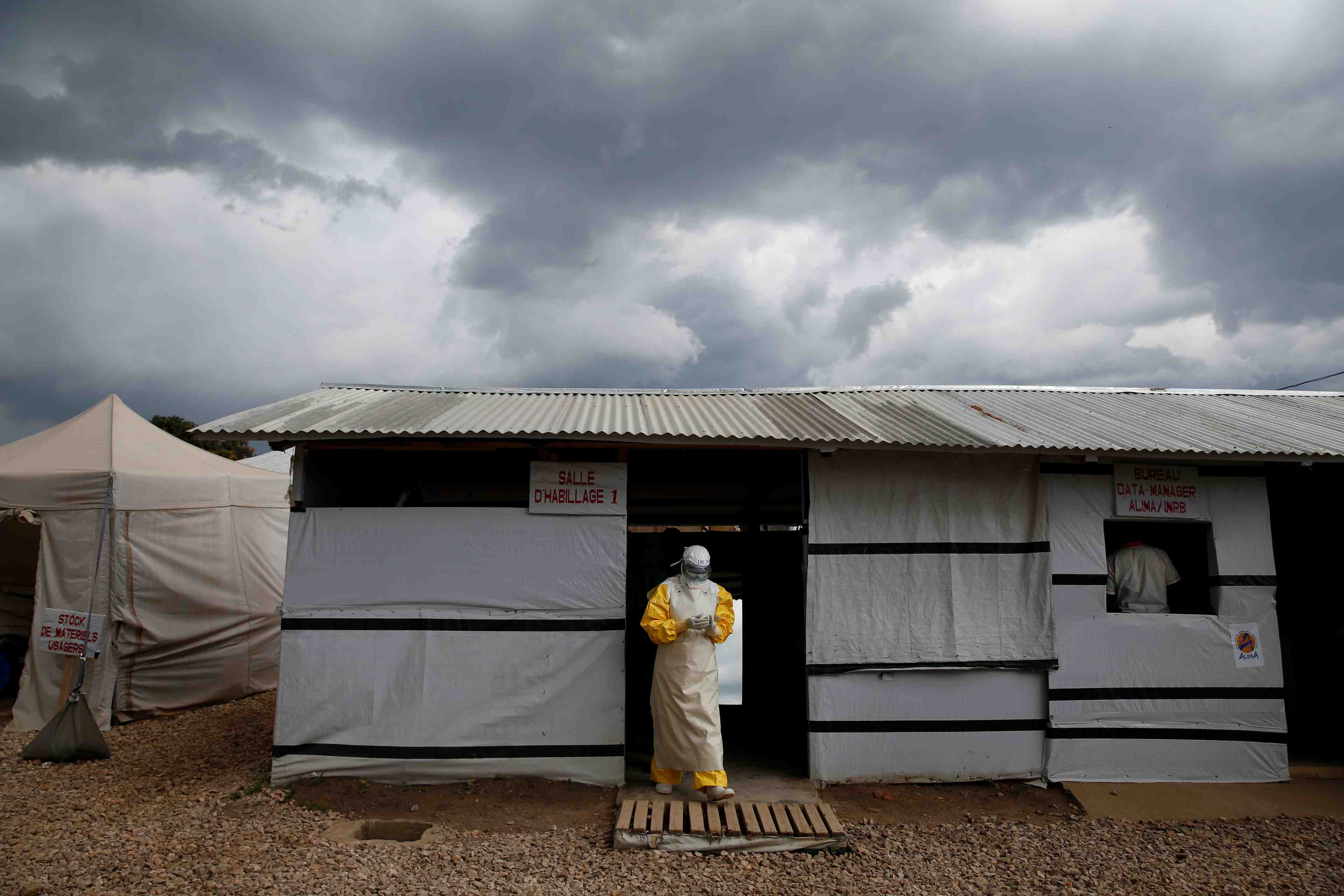 Ebola en rdc: un quart des contaminations ne sont pas detectees, selon l'oms
