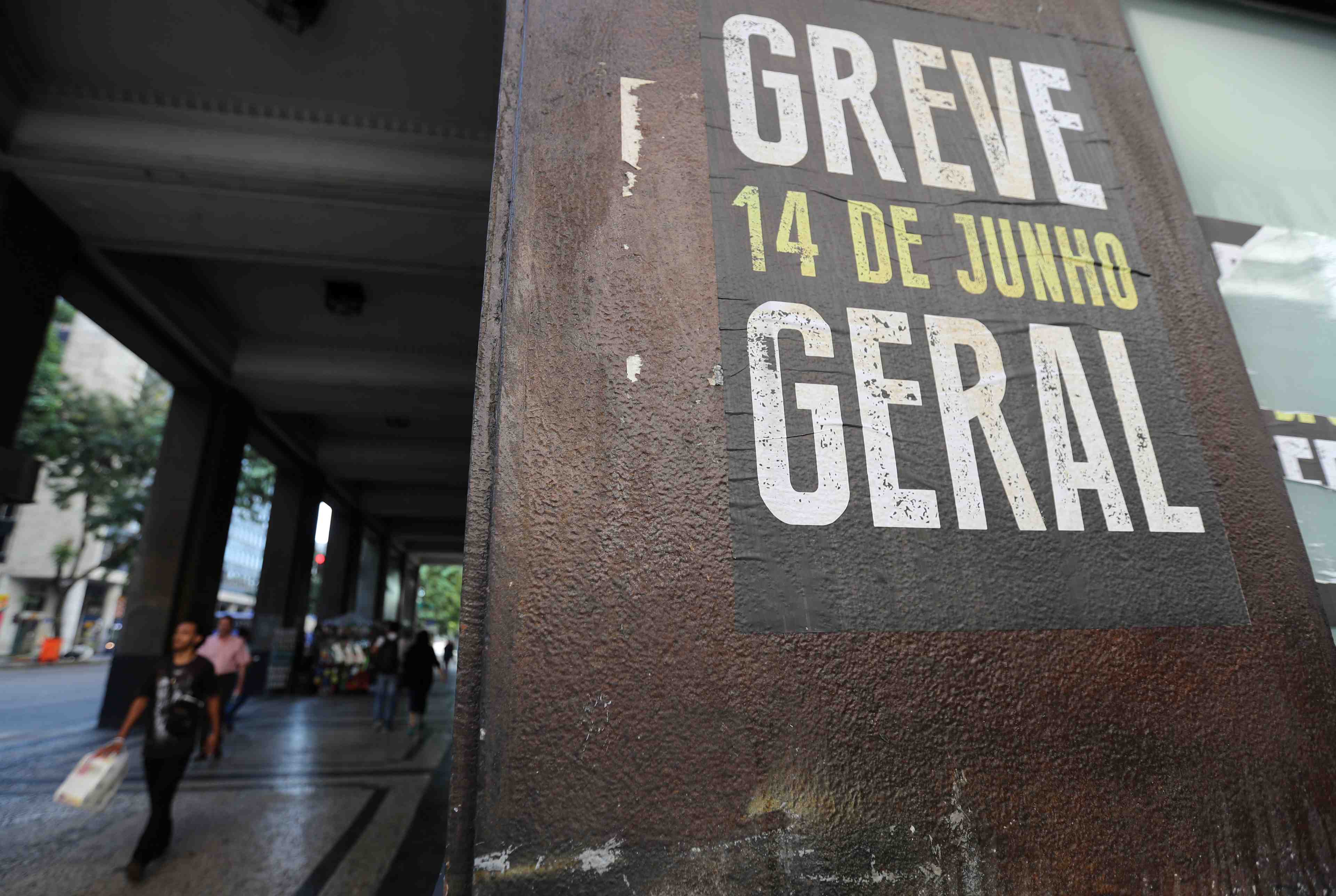 Bresil: greve dans le secteur petrolier contre la reforme des retraites