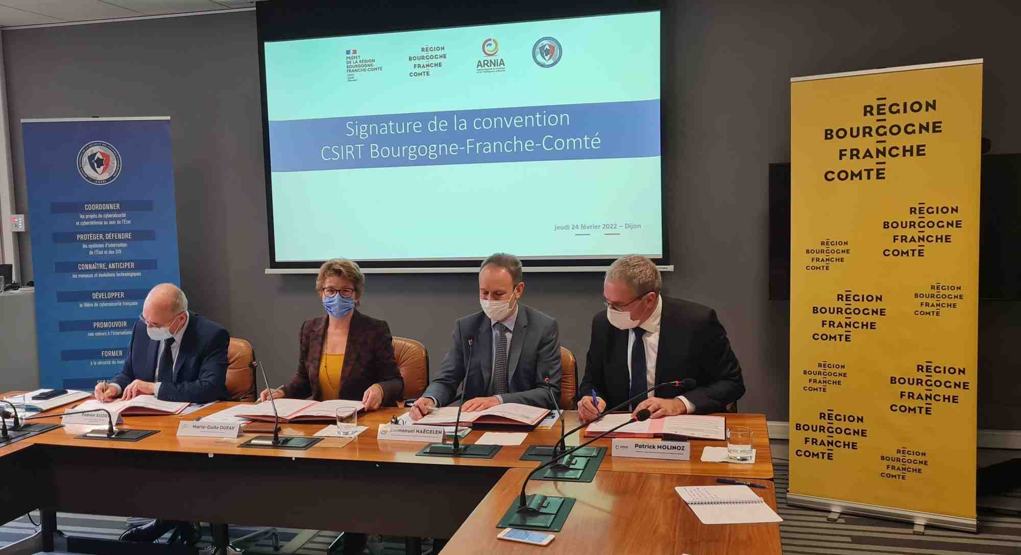 Signature de la convention du CSIRT régional de Bourgogne-Franche-Comté par le préfet de BFC, Fabien Sudry, la président de la régio, Marie-Guite dufay, le directeur adjoint de l'ANSSI, Emmanuel Naëgelen et Patrick Molinoz, président de l'ARNia