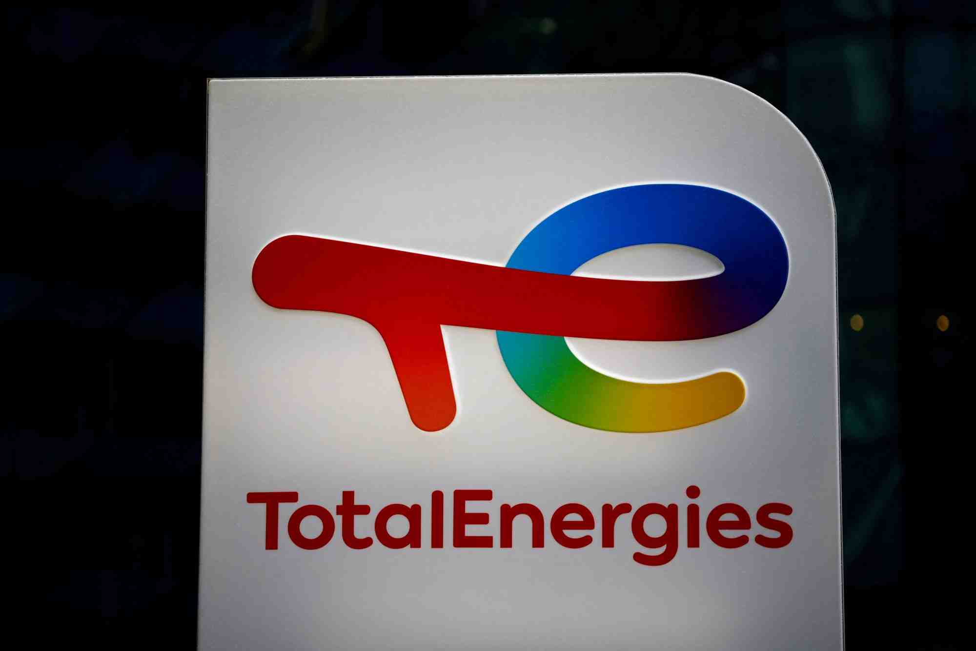 Le logo de totalenergies sur une borne de recharge pour voitures electriques