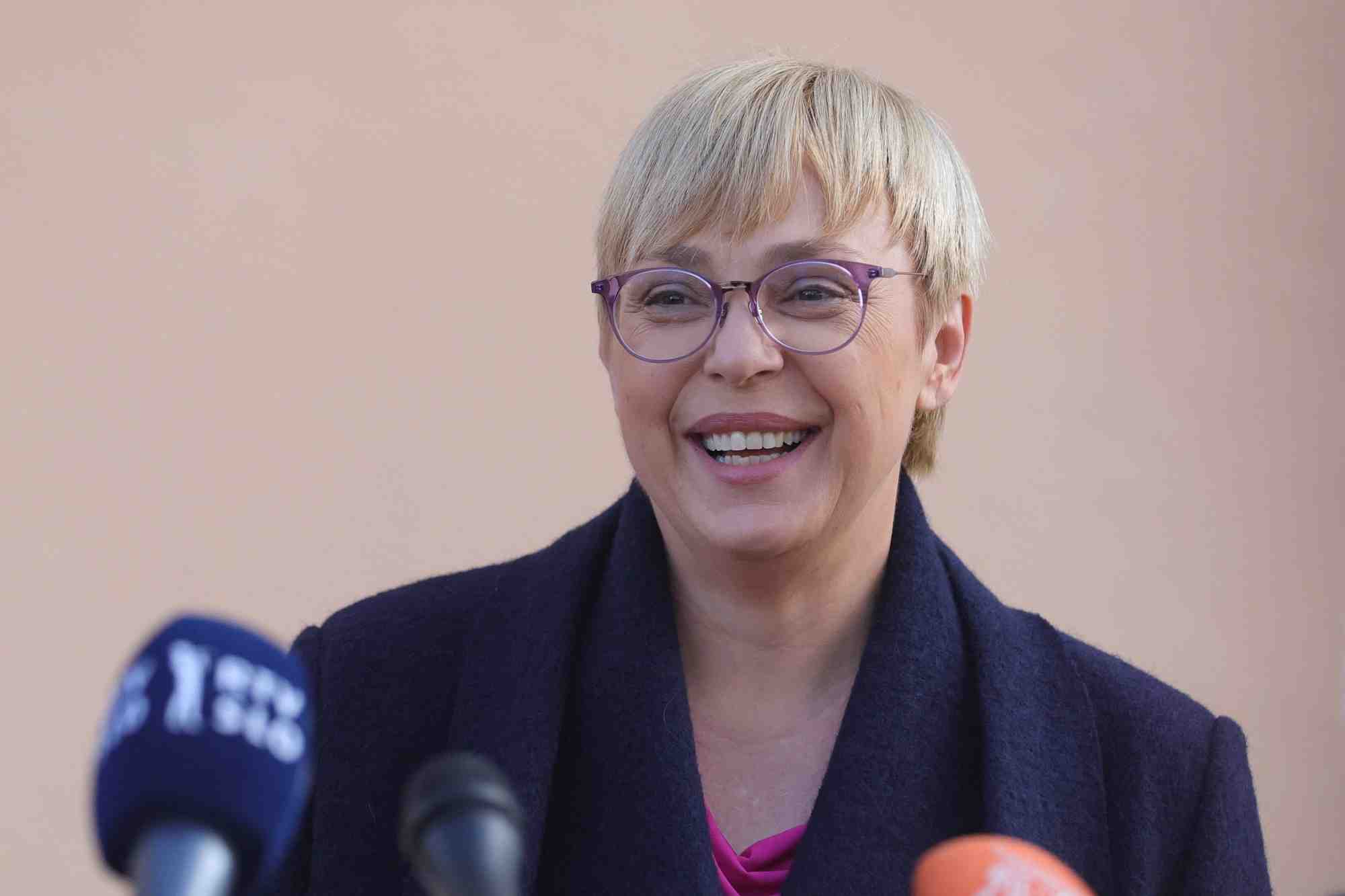 La candidate a la presidence slovene natasa pirc musar s'adresse aux medias lors du second tour des elections presidentielles a radomlje