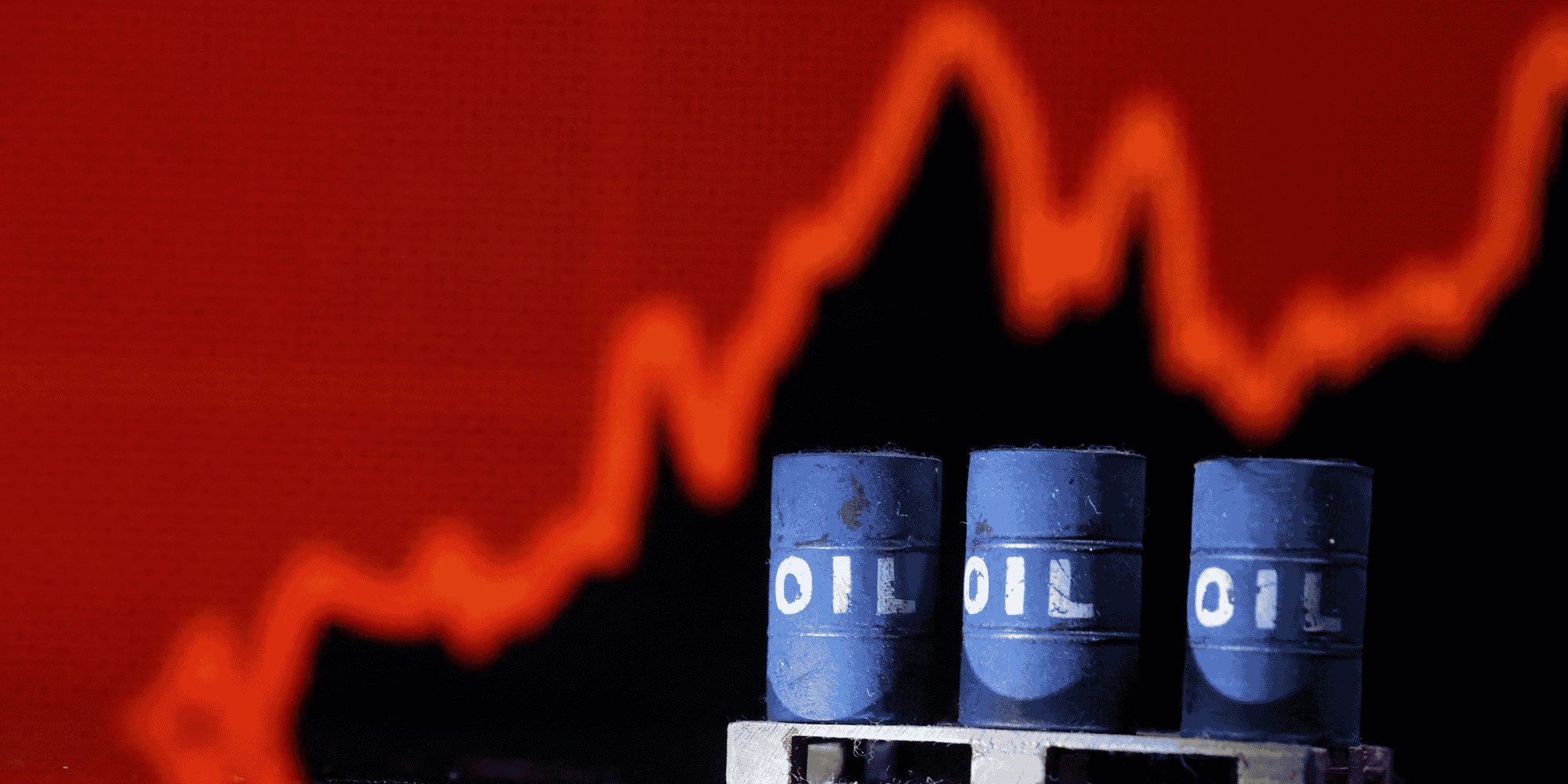 Illustration montrant des barils de petrole devant un graphique boursier